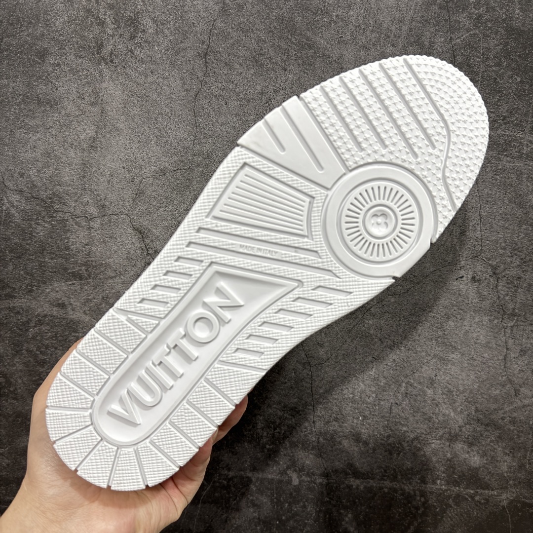 图片[9]-【莞产LG纯原版】 LV Trainer系列高奢运动鞋 新款芯片顶级 潮人必备单品 同步ZP官网空胶工艺 鞋舌、挂饰均镶嵌NFC芯片感应装置 正确胶片断点式设计 中底正确还原原版油印字母比例 1：1原楦格板、楦头、刀磨全新升级！ 独家订制顶级压纹麂皮 原版开模TPU大底 质感原版一致 垫脚聚米微料加透气英伦网布 披靡市场任何版本！细节完美呈现！ 代购指定版本 全新升级最新双盒包装 扫码秒进官网！ 全套包装配件同比原版 尺码： 35-45-选品中心