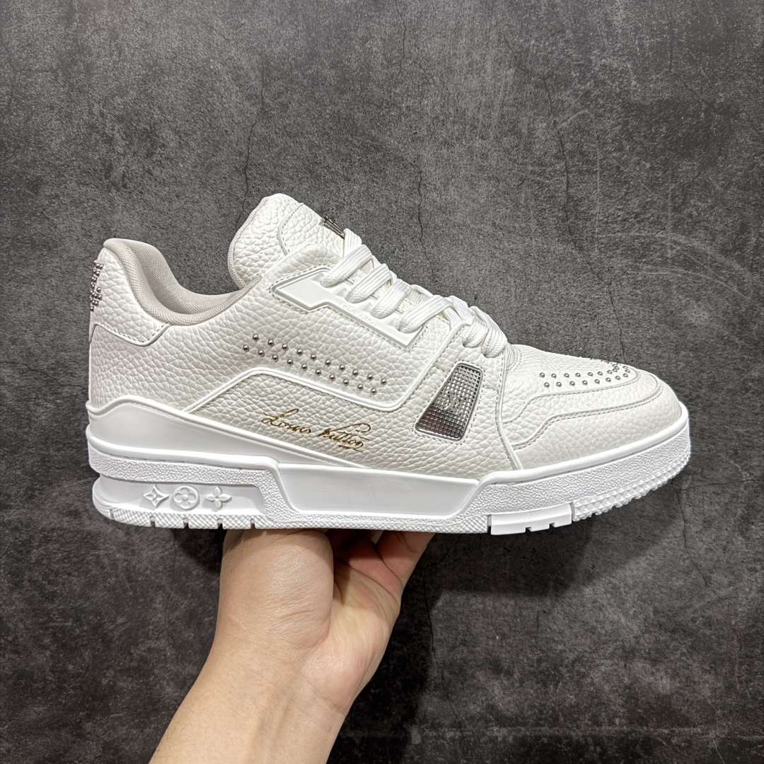 【莞产LG纯原版】 LV Trainer系列高奢运动鞋 新款芯片顶级 潮人必备单品 同步ZP官网空胶工艺 鞋舌、挂饰均镶嵌NFC芯片感应装置 正确胶片断点式设计 中底正确还原原版油印字母比例 1：1原楦格板、楦头、刀磨全新升级！ 独家订制顶级压纹麂皮 原版开模TPU大底 质感原版一致 垫脚聚米微料加透气英伦网布 披靡市场任何版本！细节完美呈现！ 代购指定版本 全新升级最新双盒包装 扫码秒进官网！ 全套包装配件同比原版 尺码： 35-45-选品中心