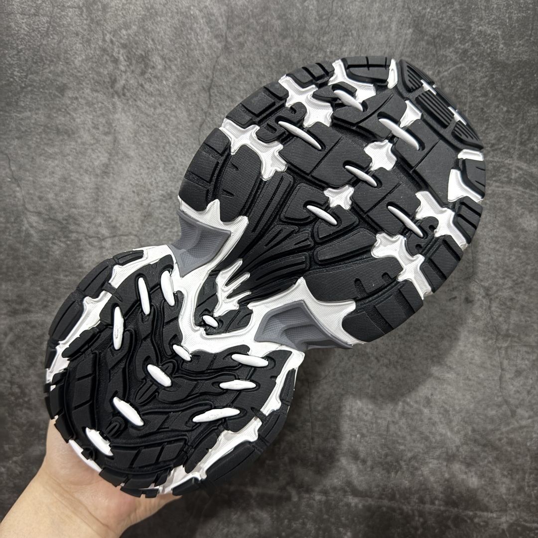 图片[9]-【XA纯原】BALENCIAGA 6XL Sneakers 巴黎世家15代 网布系带低帮走秀复古老爹鞋 全套原纸板楦头开发 最原汁原味的灵魂版型 全鞋荧光划线卡点 胶水把控整洁度追求极致完美 每一双都是工艺品 多重QC质检 超越公司货的品控标准 实实在在的免检产品 原盒原配 正确字体电绣 粗细、位置、大小正确 侧边TPU 透气孔匹配意产原版 正确分离大底 TPU软底 原版一致大底LOGO 立体感十足 原厂皮料水洗做旧 采购原厂网纱 不含皮革 网布材料和聚氨酯 磨损效果 展现品牌对于新潮事物的热情 这款鞋子拥有巨大尺寸和醒目设计 符合当下”老爹鞋”的趋势 鞋子采用银灰配色 营造出低调而不失华丽的效果 10XL的尺码使它成为市场中最显眼的存在 适合追求个性化的人群 Balenciaga始终站在时尚前沿 此次发布的产品再次体现了他们的创新能力 尺码：35-46-选品中心