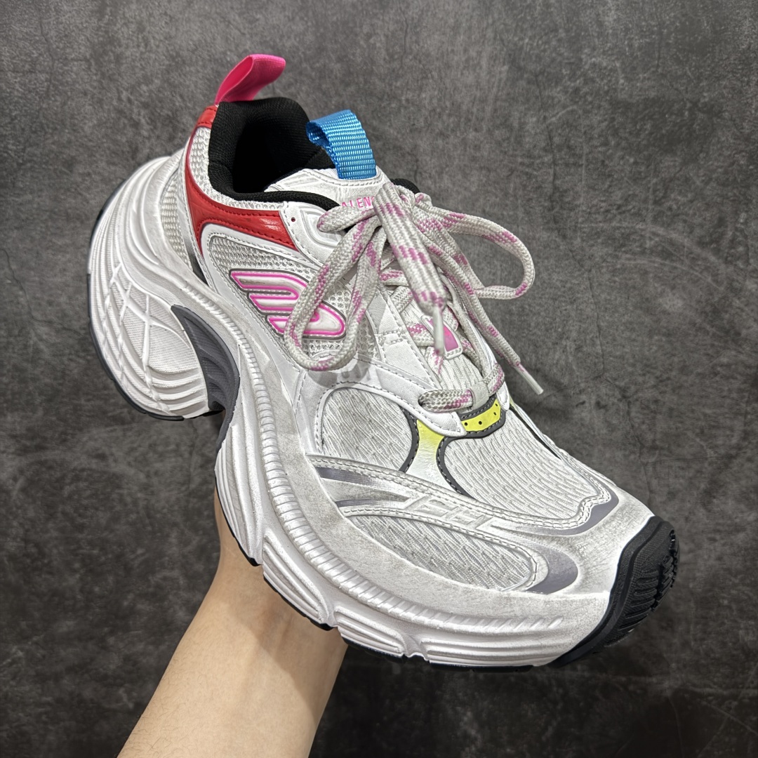 图片[3]-【XA纯原】BALENCIAGA 6XL Sneakers 巴黎世家15代 网布系带低帮走秀复古老爹鞋 全套原纸板楦头开发 最原汁原味的灵魂版型 全鞋荧光划线卡点 胶水把控整洁度追求极致完美 每一双都是工艺品 多重QC质检 超越公司货的品控标准 实实在在的免检产品 原盒原配 正确字体电绣 粗细、位置、大小正确 侧边TPU 透气孔匹配意产原版 正确分离大底 TPU软底 原版一致大底LOGO 立体感十足 原厂皮料水洗做旧 采购原厂网纱 不含皮革 网布材料和聚氨酯 磨损效果 展现品牌对于新潮事物的热情 这款鞋子拥有巨大尺寸和醒目设计 符合当下”老爹鞋”的趋势 鞋子采用银灰配色 营造出低调而不失华丽的效果 10XL的尺码使它成为市场中最显眼的存在 适合追求个性化的人群 Balenciaga始终站在时尚前沿 此次发布的产品再次体现了他们的创新能力 尺码：35-46-选品中心