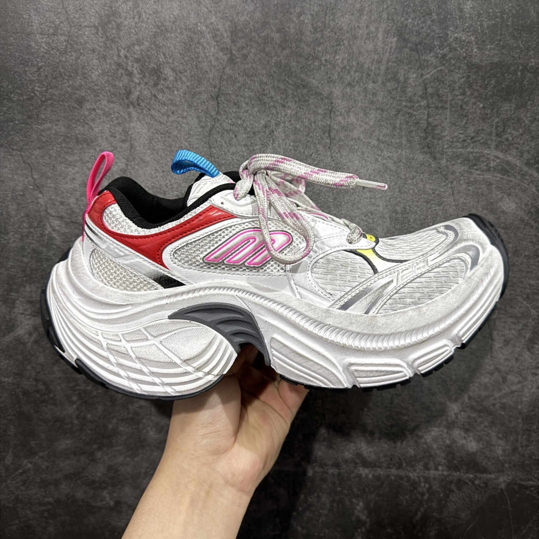 【XA纯原】BALENCIAGA 6XL Sneakers 巴黎世家15代 网布系带低帮走秀复古老爹鞋 全套原纸板楦头开发 最原汁原味的灵魂版型 全鞋荧光划线卡点 胶水把控整洁度追求极致完美 每一双都是工艺品 多重QC质检 超越公司货的品控标准 实实在在的免检产品 原盒原配 正确字体电绣 粗细、位置、大小正确 侧边TPU 透气孔匹配意产原版 正确分离大底 TPU软底 原版一致大底LOGO 立体感十足 原厂皮料水洗做旧 采购原厂网纱 不含皮革 网布材料和聚氨酯 磨损效果 展现品牌对于新潮事物的热情 这款鞋子拥有巨大尺寸和醒目设计 符合当下”老爹鞋”的趋势 鞋子采用银灰配色 营造出低调而不失华丽的效果 10XL的尺码使它成为市场中最显眼的存在 适合追求个性化的人群 Balenciaga始终站在时尚前沿 此次发布的产品再次体现了他们的创新能力 尺码：35-46-选品中心