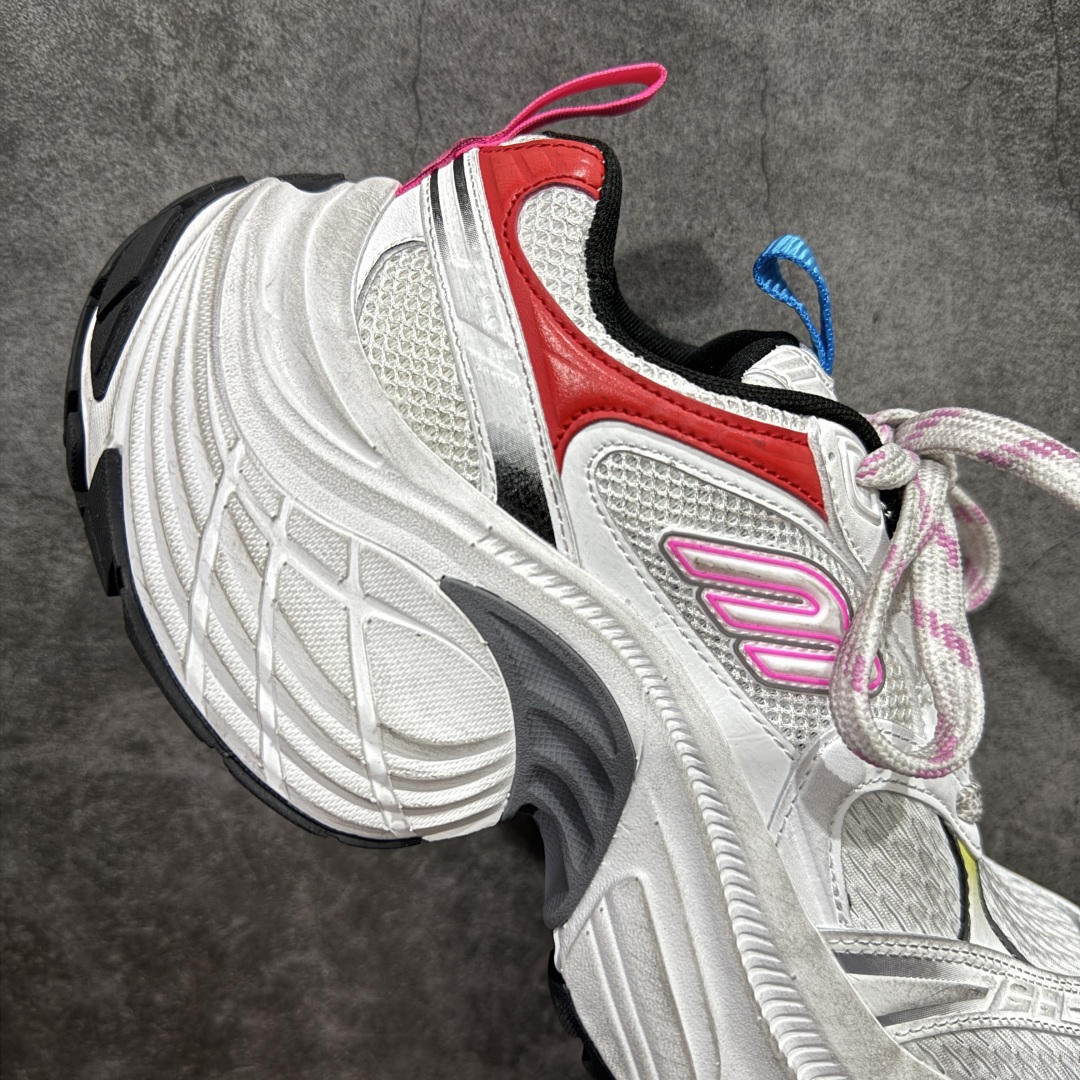 图片[7]-【XA纯原】BALENCIAGA 6XL Sneakers 巴黎世家15代 网布系带低帮走秀复古老爹鞋 全套原纸板楦头开发 最原汁原味的灵魂版型 全鞋荧光划线卡点 胶水把控整洁度追求极致完美 每一双都是工艺品 多重QC质检 超越公司货的品控标准 实实在在的免检产品 原盒原配 正确字体电绣 粗细、位置、大小正确 侧边TPU 透气孔匹配意产原版 正确分离大底 TPU软底 原版一致大底LOGO 立体感十足 原厂皮料水洗做旧 采购原厂网纱 不含皮革 网布材料和聚氨酯 磨损效果 展现品牌对于新潮事物的热情 这款鞋子拥有巨大尺寸和醒目设计 符合当下”老爹鞋”的趋势 鞋子采用银灰配色 营造出低调而不失华丽的效果 10XL的尺码使它成为市场中最显眼的存在 适合追求个性化的人群 Balenciaga始终站在时尚前沿 此次发布的产品再次体现了他们的创新能力 尺码：35-46-选品中心