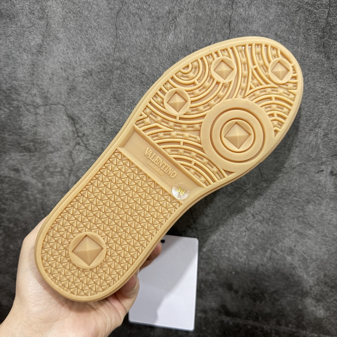 图片[9]-【广东纯原版本】Valentino 华伦天奴 新款休闲鞋2023最新款 走秀情侣爆款 休闲鞋 ，Elsa Hosk张艺兴 关晓彤等众多明星同款 🔥 pink pp系列芭比粉被eanor Hosk 穿出了不一样的随性和时髦 阿那亚大秀可谓是刷爆了时尚圈！鞋面全油边 面料：定制牛皮+冲孔工艺，独家开模TPU大底 全套包装 码数35 36 37 38 39 40 41 42 43 44 45-选品中心