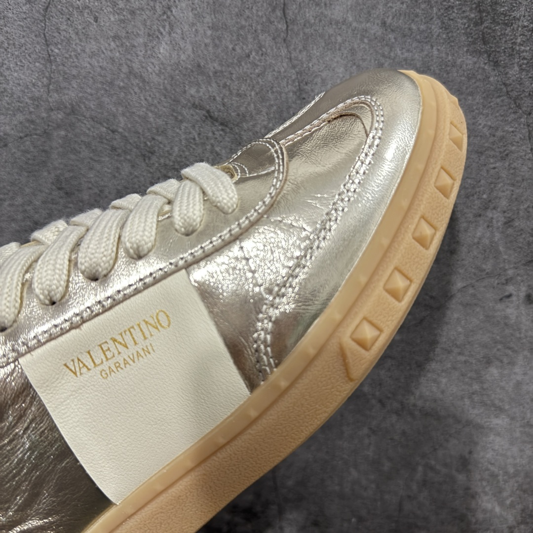 图片[6]-【广东纯原版本】Valentino 华伦天奴 新款休闲鞋2023最新款 走秀情侣爆款 休闲鞋 ，Elsa Hosk张艺兴 关晓彤等众多明星同款 🔥 pink pp系列芭比粉被eanor Hosk 穿出了不一样的随性和时髦 阿那亚大秀可谓是刷爆了时尚圈！鞋面全油边 面料：定制牛皮+冲孔工艺，独家开模TPU大底 全套包装 码数35 36 37 38 39 40 41 42 43 44 45-选品中心