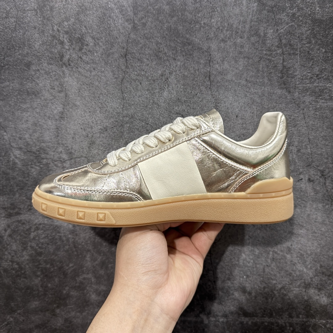 图片[2]-【广东纯原版本】Valentino 华伦天奴 新款休闲鞋2023最新款 走秀情侣爆款 休闲鞋 ，Elsa Hosk张艺兴 关晓彤等众多明星同款 🔥 pink pp系列芭比粉被eanor Hosk 穿出了不一样的随性和时髦 阿那亚大秀可谓是刷爆了时尚圈！鞋面全油边 面料：定制牛皮+冲孔工艺，独家开模TPU大底 全套包装 码数35 36 37 38 39 40 41 42 43 44 45-选品中心