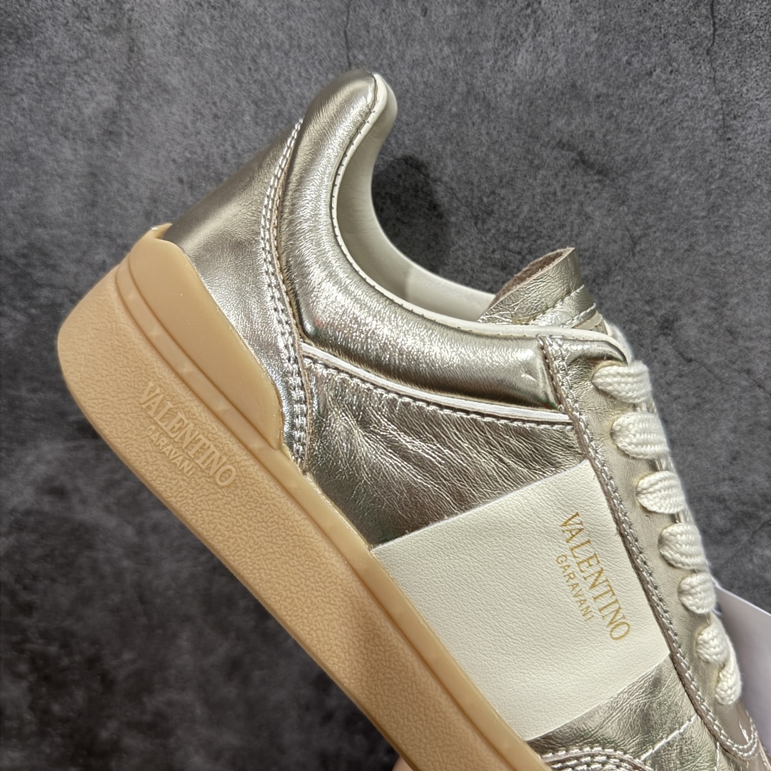 图片[7]-【广东纯原版本】Valentino 华伦天奴 新款休闲鞋2023最新款 走秀情侣爆款 休闲鞋 ，Elsa Hosk张艺兴 关晓彤等众多明星同款 🔥 pink pp系列芭比粉被eanor Hosk 穿出了不一样的随性和时髦 阿那亚大秀可谓是刷爆了时尚圈！鞋面全油边 面料：定制牛皮+冲孔工艺，独家开模TPU大底 全套包装 码数35 36 37 38 39 40 41 42 43 44 45-选品中心