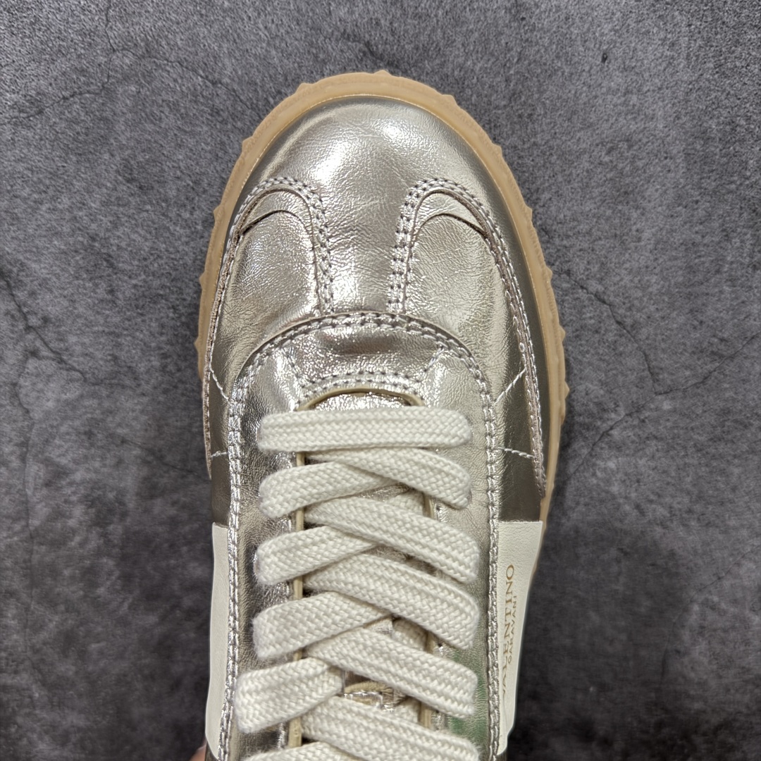 图片[5]-【广东纯原版本】Valentino 华伦天奴 新款休闲鞋2023最新款 走秀情侣爆款 休闲鞋 ，Elsa Hosk张艺兴 关晓彤等众多明星同款 🔥 pink pp系列芭比粉被eanor Hosk 穿出了不一样的随性和时髦 阿那亚大秀可谓是刷爆了时尚圈！鞋面全油边 面料：定制牛皮+冲孔工艺，独家开模TPU大底 全套包装 码数35 36 37 38 39 40 41 42 43 44 45-选品中心