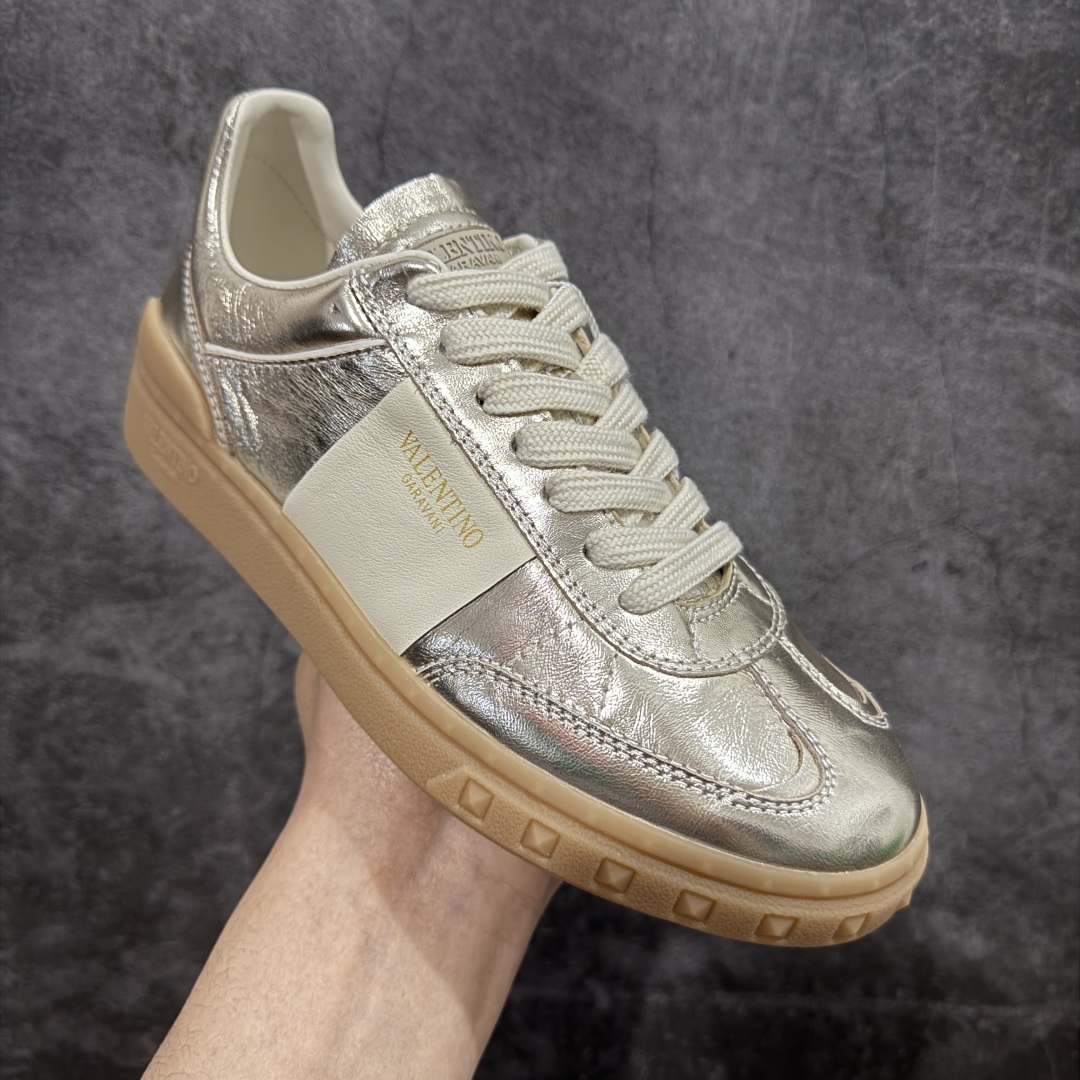 图片[3]-【广东纯原版本】Valentino 华伦天奴 新款休闲鞋2023最新款 走秀情侣爆款 休闲鞋 ，Elsa Hosk张艺兴 关晓彤等众多明星同款 🔥 pink pp系列芭比粉被eanor Hosk 穿出了不一样的随性和时髦 阿那亚大秀可谓是刷爆了时尚圈！鞋面全油边 面料：定制牛皮+冲孔工艺，独家开模TPU大底 全套包装 码数35 36 37 38 39 40 41 42 43 44 45-选品中心