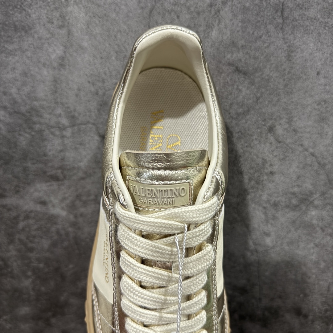 图片[8]-【广东纯原版本】Valentino 华伦天奴 新款休闲鞋2023最新款 走秀情侣爆款 休闲鞋 ，Elsa Hosk张艺兴 关晓彤等众多明星同款 🔥 pink pp系列芭比粉被eanor Hosk 穿出了不一样的随性和时髦 阿那亚大秀可谓是刷爆了时尚圈！鞋面全油边 面料：定制牛皮+冲孔工艺，独家开模TPU大底 全套包装 码数35 36 37 38 39 40 41 42 43 44 45-选品中心