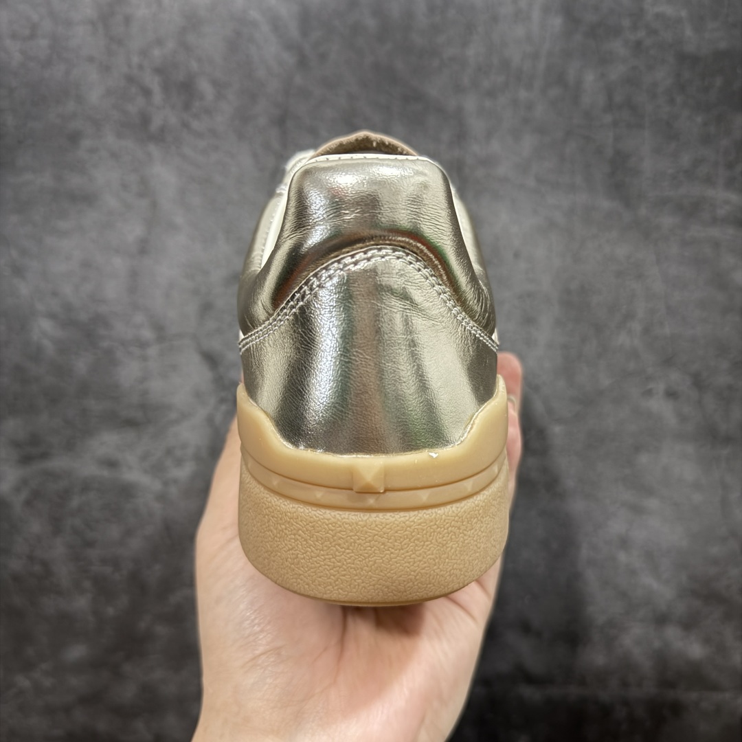 图片[4]-【广东纯原版本】Valentino 华伦天奴 新款休闲鞋2023最新款 走秀情侣爆款 休闲鞋 ，Elsa Hosk张艺兴 关晓彤等众多明星同款 🔥 pink pp系列芭比粉被eanor Hosk 穿出了不一样的随性和时髦 阿那亚大秀可谓是刷爆了时尚圈！鞋面全油边 面料：定制牛皮+冲孔工艺，独家开模TPU大底 全套包装 码数35 36 37 38 39 40 41 42 43 44 45-选品中心