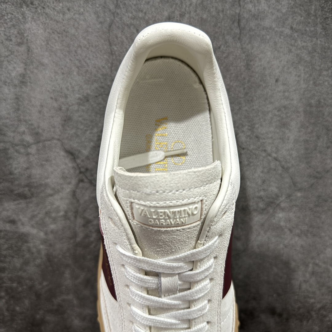 图片[8]-【广东纯原版本】Valentino 华伦天奴 新款休闲鞋2023最新款 走秀情侣爆款 休闲鞋 ，Elsa Hosk张艺兴 关晓彤等众多明星同款 🔥 pink pp系列芭比粉被eanor Hosk 穿出了不一样的随性和时髦 阿那亚大秀可谓是刷爆了时尚圈！鞋面全油边 面料：定制牛皮+冲孔工艺，独家开模TPU大底 全套包装 码数35 36 37 38 39 40 41 42 43 44 45-选品中心