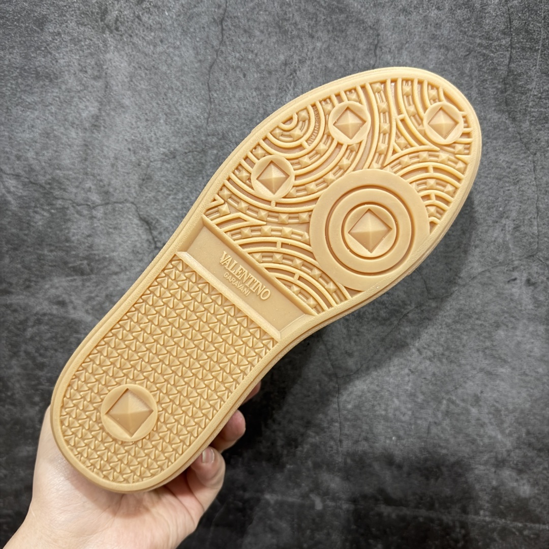 图片[9]-【广东纯原版本】Valentino 华伦天奴 新款休闲鞋2023最新款 走秀情侣爆款 休闲鞋 ，Elsa Hosk张艺兴 关晓彤等众多明星同款 🔥 pink pp系列芭比粉被eanor Hosk 穿出了不一样的随性和时髦 阿那亚大秀可谓是刷爆了时尚圈！鞋面全油边 面料：定制牛皮+冲孔工艺，独家开模TPU大底 全套包装 码数35 36 37 38 39 40 41 42 43 44 45-选品中心