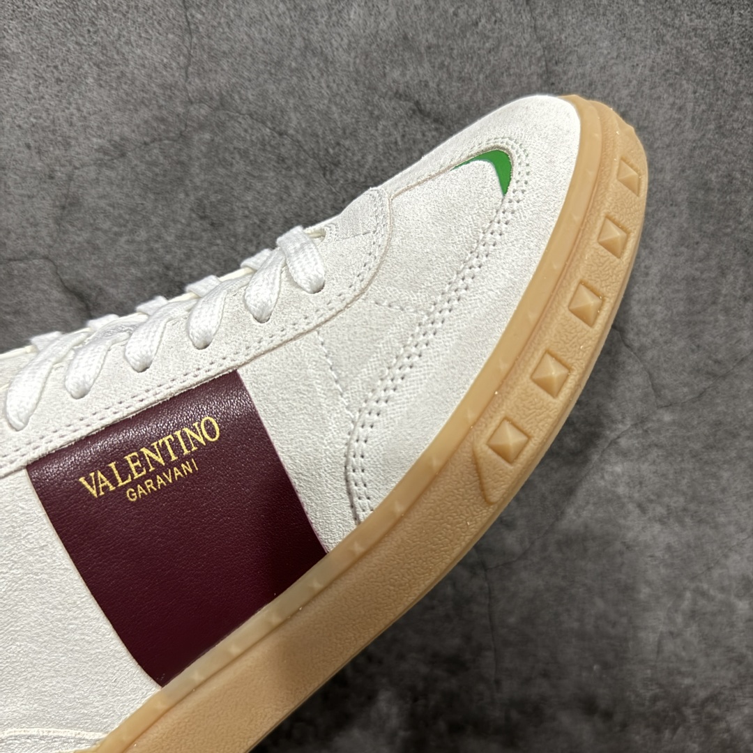 图片[6]-【广东纯原版本】Valentino 华伦天奴 新款休闲鞋2023最新款 走秀情侣爆款 休闲鞋 ，Elsa Hosk张艺兴 关晓彤等众多明星同款 🔥 pink pp系列芭比粉被eanor Hosk 穿出了不一样的随性和时髦 阿那亚大秀可谓是刷爆了时尚圈！鞋面全油边 面料：定制牛皮+冲孔工艺，独家开模TPU大底 全套包装 码数35 36 37 38 39 40 41 42 43 44 45-选品中心