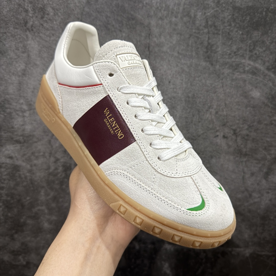 图片[3]-【广东纯原版本】Valentino 华伦天奴 新款休闲鞋2023最新款 走秀情侣爆款 休闲鞋 ，Elsa Hosk张艺兴 关晓彤等众多明星同款 🔥 pink pp系列芭比粉被eanor Hosk 穿出了不一样的随性和时髦 阿那亚大秀可谓是刷爆了时尚圈！鞋面全油边 面料：定制牛皮+冲孔工艺，独家开模TPU大底 全套包装 码数35 36 37 38 39 40 41 42 43 44 45-选品中心