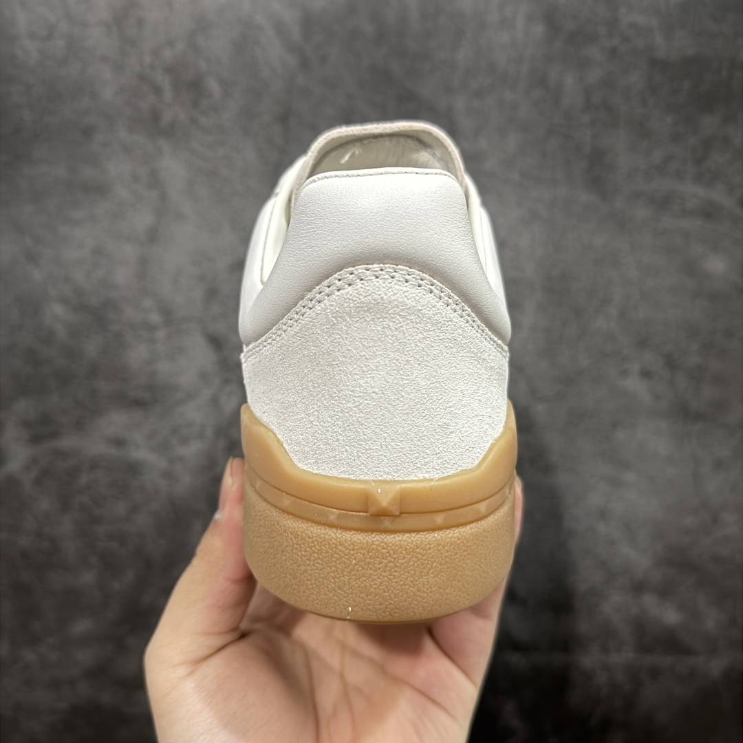 图片[4]-【广东纯原版本】Valentino 华伦天奴 新款休闲鞋2023最新款 走秀情侣爆款 休闲鞋 ，Elsa Hosk张艺兴 关晓彤等众多明星同款 🔥 pink pp系列芭比粉被eanor Hosk 穿出了不一样的随性和时髦 阿那亚大秀可谓是刷爆了时尚圈！鞋面全油边 面料：定制牛皮+冲孔工艺，独家开模TPU大底 全套包装 码数35 36 37 38 39 40 41 42 43 44 45-选品中心