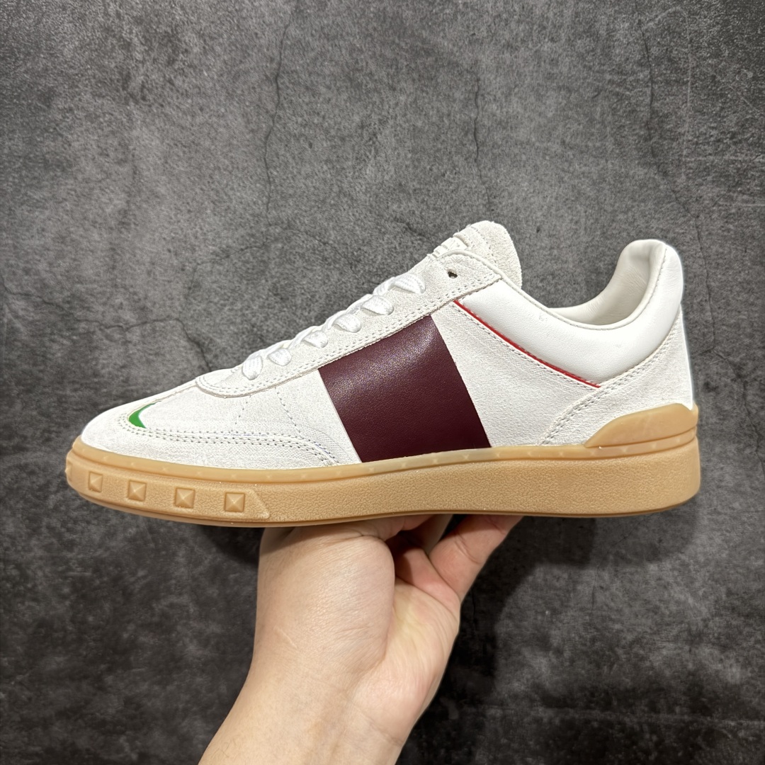 图片[2]-【广东纯原版本】Valentino 华伦天奴 新款休闲鞋2023最新款 走秀情侣爆款 休闲鞋 ，Elsa Hosk张艺兴 关晓彤等众多明星同款 🔥 pink pp系列芭比粉被eanor Hosk 穿出了不一样的随性和时髦 阿那亚大秀可谓是刷爆了时尚圈！鞋面全油边 面料：定制牛皮+冲孔工艺，独家开模TPU大底 全套包装 码数35 36 37 38 39 40 41 42 43 44 45-选品中心