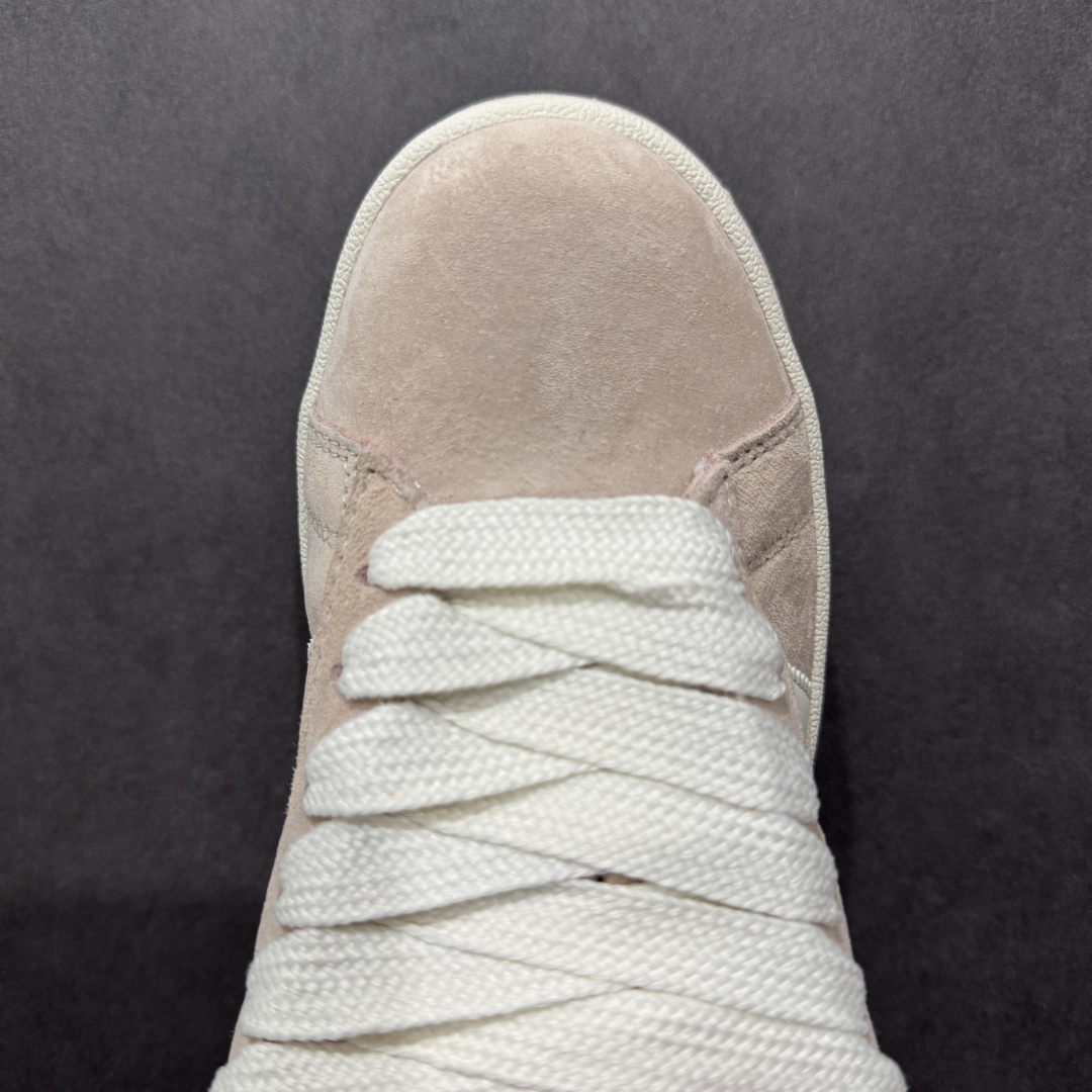 图片[8]-【公司级】AD Originals Campus 00s 学院系列面包鞋经典复古低帮百搭休闲运动板鞋 JR8042 版型完美 细节到位 头层猪八材质 刷色感满满 对标市场100+品质 区别市场套现版本 到货率超高 这次 Originals 选择了以经典复古鞋型 Campus 为蓝本打造全新面包鞋 这款鞋型联名不断 冠希当年对它更是钟爱有加 论牌面丝毫不输贝壳头、Forum 等大热鞋型 这次 Campus 一改 80 年代的瘦长造型 鞋舌、鞋身、鞋底甚至细节都变大了 营造出千禧年前后流行的面包鞋宽大廓形 因此鞋名改为 Campus 00s 鞋身采用绒面皮料搭配白色常规皮革 质感上还是延续了经典 Campus 的设计 鞋舌填充更加饱满 让鞋款整体看起来更加圆润 搭配上这款浅蓝配色 「蓝胖子」造型真的很可爱 鞋舌还加入了与以往 Campus 不同的全新三叶草 Logo 令造型更具千禧气息 鞋带也采用了加宽的设计 如果你不喜欢 这次还附送了传统鞋带可以替换 鞋底采用了米黄做旧设计 凸显鞋款的复古年代感 除了清新可人的浅蓝配色 还有一款酷灰配色 造型更加硬朗复古 而且相比浅蓝配色更加耐脏 尺码：36 36⅔ 37⅓ 38 38⅔ 39⅓ 40-选品中心