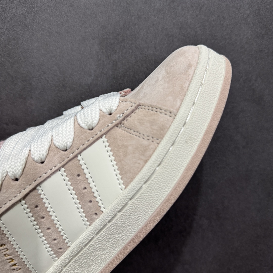 图片[5]-【公司级】AD Originals Campus 00s 学院系列面包鞋经典复古低帮百搭休闲运动板鞋 JR8042 版型完美 细节到位 头层猪八材质 刷色感满满 对标市场100+品质 区别市场套现版本 到货率超高 这次 Originals 选择了以经典复古鞋型 Campus 为蓝本打造全新面包鞋 这款鞋型联名不断 冠希当年对它更是钟爱有加 论牌面丝毫不输贝壳头、Forum 等大热鞋型 这次 Campus 一改 80 年代的瘦长造型 鞋舌、鞋身、鞋底甚至细节都变大了 营造出千禧年前后流行的面包鞋宽大廓形 因此鞋名改为 Campus 00s 鞋身采用绒面皮料搭配白色常规皮革 质感上还是延续了经典 Campus 的设计 鞋舌填充更加饱满 让鞋款整体看起来更加圆润 搭配上这款浅蓝配色 「蓝胖子」造型真的很可爱 鞋舌还加入了与以往 Campus 不同的全新三叶草 Logo 令造型更具千禧气息 鞋带也采用了加宽的设计 如果你不喜欢 这次还附送了传统鞋带可以替换 鞋底采用了米黄做旧设计 凸显鞋款的复古年代感 除了清新可人的浅蓝配色 还有一款酷灰配色 造型更加硬朗复古 而且相比浅蓝配色更加耐脏 尺码：36 36⅔ 37⅓ 38 38⅔ 39⅓ 40-选品中心