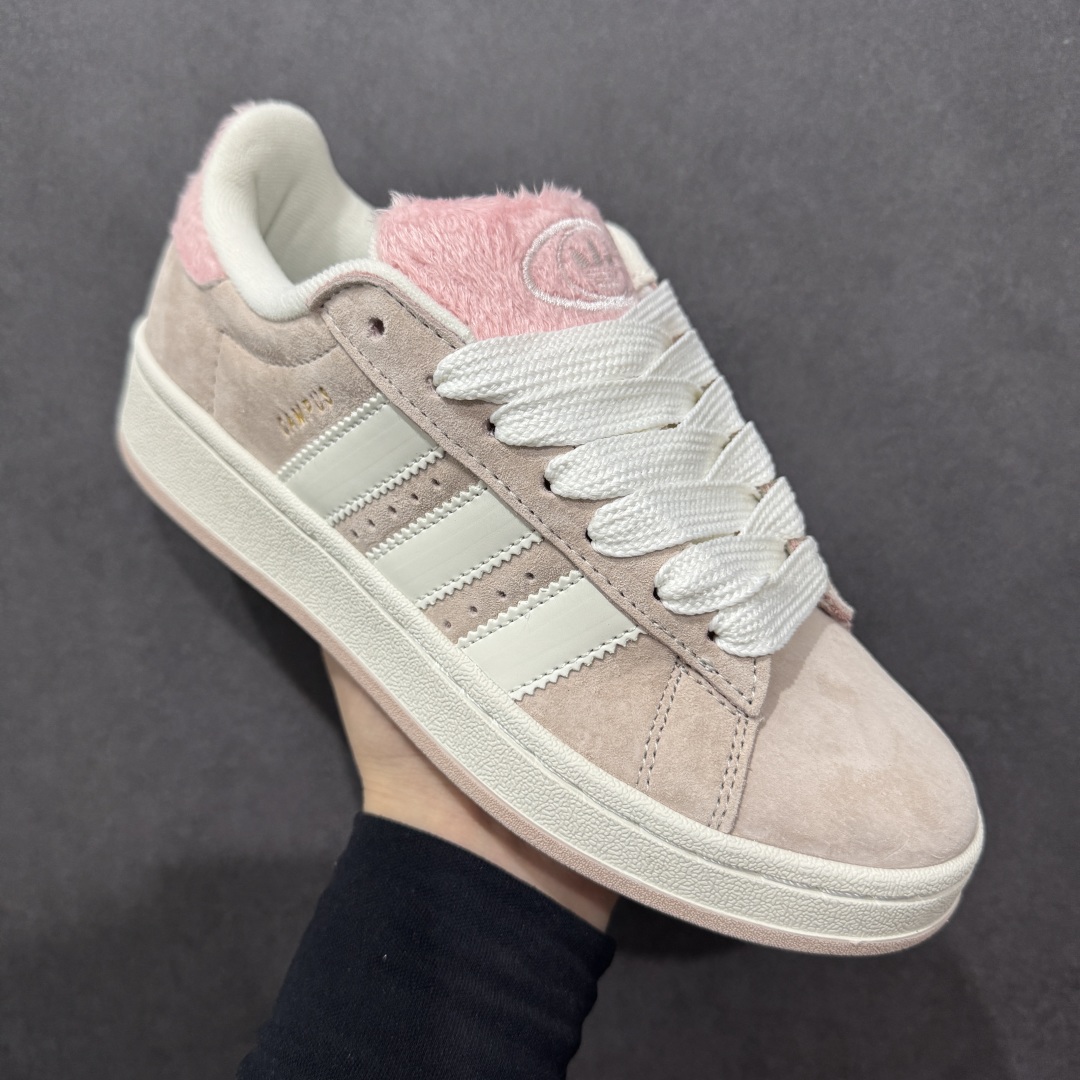 图片[3]-【公司级】AD Originals Campus 00s 学院系列面包鞋经典复古低帮百搭休闲运动板鞋 JR8042 版型完美 细节到位 头层猪八材质 刷色感满满 对标市场100+品质 区别市场套现版本 到货率超高 这次 Originals 选择了以经典复古鞋型 Campus 为蓝本打造全新面包鞋 这款鞋型联名不断 冠希当年对它更是钟爱有加 论牌面丝毫不输贝壳头、Forum 等大热鞋型 这次 Campus 一改 80 年代的瘦长造型 鞋舌、鞋身、鞋底甚至细节都变大了 营造出千禧年前后流行的面包鞋宽大廓形 因此鞋名改为 Campus 00s 鞋身采用绒面皮料搭配白色常规皮革 质感上还是延续了经典 Campus 的设计 鞋舌填充更加饱满 让鞋款整体看起来更加圆润 搭配上这款浅蓝配色 「蓝胖子」造型真的很可爱 鞋舌还加入了与以往 Campus 不同的全新三叶草 Logo 令造型更具千禧气息 鞋带也采用了加宽的设计 如果你不喜欢 这次还附送了传统鞋带可以替换 鞋底采用了米黄做旧设计 凸显鞋款的复古年代感 除了清新可人的浅蓝配色 还有一款酷灰配色 造型更加硬朗复古 而且相比浅蓝配色更加耐脏 尺码：36 36⅔ 37⅓ 38 38⅔ 39⅓ 40-选品中心