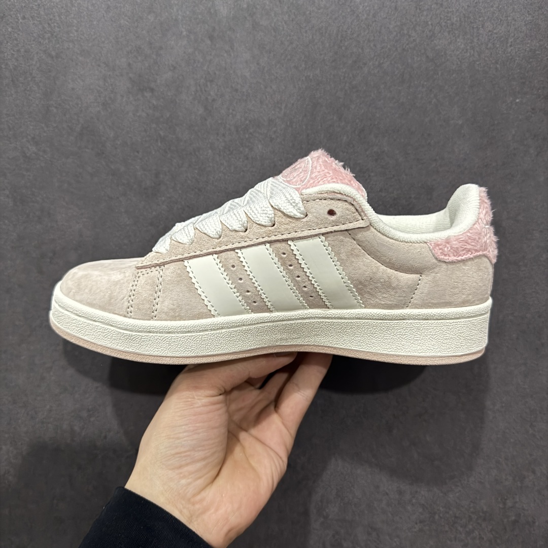 图片[2]-【公司级】AD Originals Campus 00s 学院系列面包鞋经典复古低帮百搭休闲运动板鞋 JR8042 版型完美 细节到位 头层猪八材质 刷色感满满 对标市场100+品质 区别市场套现版本 到货率超高 这次 Originals 选择了以经典复古鞋型 Campus 为蓝本打造全新面包鞋 这款鞋型联名不断 冠希当年对它更是钟爱有加 论牌面丝毫不输贝壳头、Forum 等大热鞋型 这次 Campus 一改 80 年代的瘦长造型 鞋舌、鞋身、鞋底甚至细节都变大了 营造出千禧年前后流行的面包鞋宽大廓形 因此鞋名改为 Campus 00s 鞋身采用绒面皮料搭配白色常规皮革 质感上还是延续了经典 Campus 的设计 鞋舌填充更加饱满 让鞋款整体看起来更加圆润 搭配上这款浅蓝配色 「蓝胖子」造型真的很可爱 鞋舌还加入了与以往 Campus 不同的全新三叶草 Logo 令造型更具千禧气息 鞋带也采用了加宽的设计 如果你不喜欢 这次还附送了传统鞋带可以替换 鞋底采用了米黄做旧设计 凸显鞋款的复古年代感 除了清新可人的浅蓝配色 还有一款酷灰配色 造型更加硬朗复古 而且相比浅蓝配色更加耐脏 尺码：36 36⅔ 37⅓ 38 38⅔ 39⅓ 40-选品中心