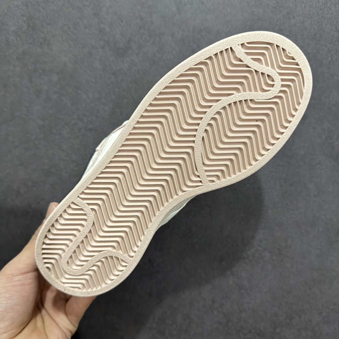 图片[9]-【公司级】AD Originals Campus 00s 学院系列面包鞋经典复古低帮百搭休闲运动板鞋 JR8042 版型完美 细节到位 头层猪八材质 刷色感满满 对标市场100+品质 区别市场套现版本 到货率超高 这次 Originals 选择了以经典复古鞋型 Campus 为蓝本打造全新面包鞋 这款鞋型联名不断 冠希当年对它更是钟爱有加 论牌面丝毫不输贝壳头、Forum 等大热鞋型 这次 Campus 一改 80 年代的瘦长造型 鞋舌、鞋身、鞋底甚至细节都变大了 营造出千禧年前后流行的面包鞋宽大廓形 因此鞋名改为 Campus 00s 鞋身采用绒面皮料搭配白色常规皮革 质感上还是延续了经典 Campus 的设计 鞋舌填充更加饱满 让鞋款整体看起来更加圆润 搭配上这款浅蓝配色 「蓝胖子」造型真的很可爱 鞋舌还加入了与以往 Campus 不同的全新三叶草 Logo 令造型更具千禧气息 鞋带也采用了加宽的设计 如果你不喜欢 这次还附送了传统鞋带可以替换 鞋底采用了米黄做旧设计 凸显鞋款的复古年代感 除了清新可人的浅蓝配色 还有一款酷灰配色 造型更加硬朗复古 而且相比浅蓝配色更加耐脏 尺码：36 36⅔ 37⅓ 38 38⅔ 39⅓ 40-选品中心