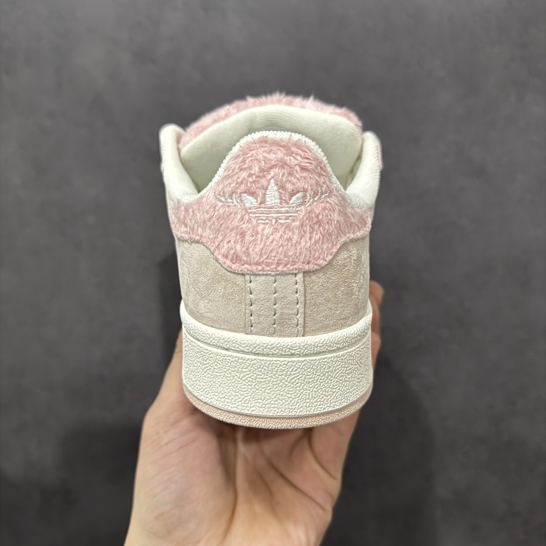 图片[4]-【公司级】AD Originals Campus 00s 学院系列面包鞋经典复古低帮百搭休闲运动板鞋 JR8042 版型完美 细节到位 头层猪八材质 刷色感满满 对标市场100+品质 区别市场套现版本 到货率超高 这次 Originals 选择了以经典复古鞋型 Campus 为蓝本打造全新面包鞋 这款鞋型联名不断 冠希当年对它更是钟爱有加 论牌面丝毫不输贝壳头、Forum 等大热鞋型 这次 Campus 一改 80 年代的瘦长造型 鞋舌、鞋身、鞋底甚至细节都变大了 营造出千禧年前后流行的面包鞋宽大廓形 因此鞋名改为 Campus 00s 鞋身采用绒面皮料搭配白色常规皮革 质感上还是延续了经典 Campus 的设计 鞋舌填充更加饱满 让鞋款整体看起来更加圆润 搭配上这款浅蓝配色 「蓝胖子」造型真的很可爱 鞋舌还加入了与以往 Campus 不同的全新三叶草 Logo 令造型更具千禧气息 鞋带也采用了加宽的设计 如果你不喜欢 这次还附送了传统鞋带可以替换 鞋底采用了米黄做旧设计 凸显鞋款的复古年代感 除了清新可人的浅蓝配色 还有一款酷灰配色 造型更加硬朗复古 而且相比浅蓝配色更加耐脏 尺码：36 36⅔ 37⅓ 38 38⅔ 39⅓ 40-选品中心