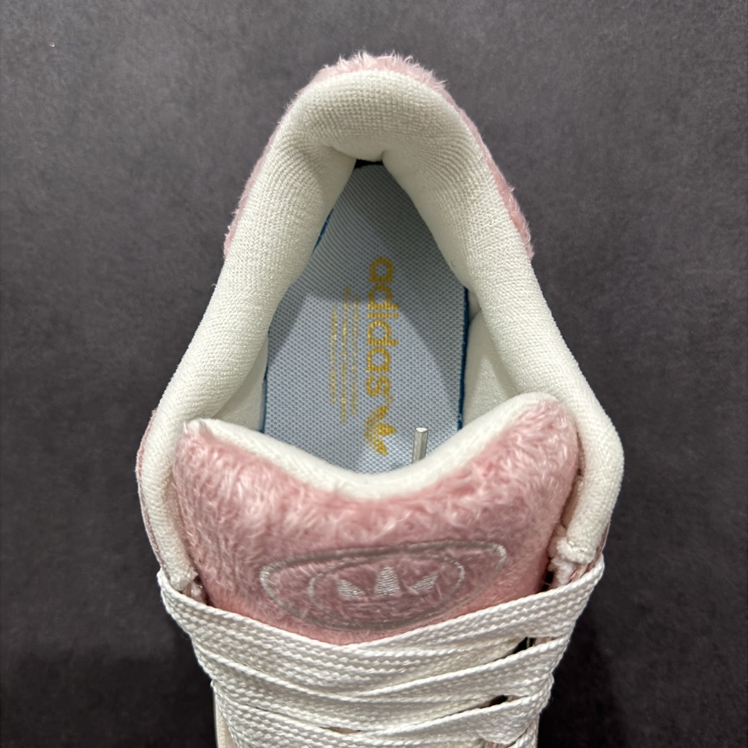 图片[7]-【公司级】AD Originals Campus 00s 学院系列面包鞋经典复古低帮百搭休闲运动板鞋 JR8042 版型完美 细节到位 头层猪八材质 刷色感满满 对标市场100+品质 区别市场套现版本 到货率超高 这次 Originals 选择了以经典复古鞋型 Campus 为蓝本打造全新面包鞋 这款鞋型联名不断 冠希当年对它更是钟爱有加 论牌面丝毫不输贝壳头、Forum 等大热鞋型 这次 Campus 一改 80 年代的瘦长造型 鞋舌、鞋身、鞋底甚至细节都变大了 营造出千禧年前后流行的面包鞋宽大廓形 因此鞋名改为 Campus 00s 鞋身采用绒面皮料搭配白色常规皮革 质感上还是延续了经典 Campus 的设计 鞋舌填充更加饱满 让鞋款整体看起来更加圆润 搭配上这款浅蓝配色 「蓝胖子」造型真的很可爱 鞋舌还加入了与以往 Campus 不同的全新三叶草 Logo 令造型更具千禧气息 鞋带也采用了加宽的设计 如果你不喜欢 这次还附送了传统鞋带可以替换 鞋底采用了米黄做旧设计 凸显鞋款的复古年代感 除了清新可人的浅蓝配色 还有一款酷灰配色 造型更加硬朗复古 而且相比浅蓝配色更加耐脏 尺码：36 36⅔ 37⅓ 38 38⅔ 39⅓ 40-选品中心