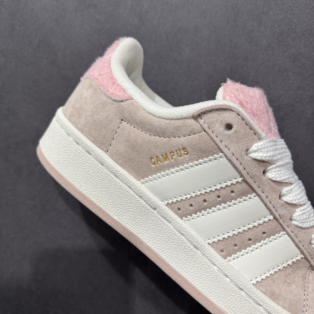 图片[6]-【公司级】AD Originals Campus 00s 学院系列面包鞋经典复古低帮百搭休闲运动板鞋 JR8042 版型完美 细节到位 头层猪八材质 刷色感满满 对标市场100+品质 区别市场套现版本 到货率超高 这次 Originals 选择了以经典复古鞋型 Campus 为蓝本打造全新面包鞋 这款鞋型联名不断 冠希当年对它更是钟爱有加 论牌面丝毫不输贝壳头、Forum 等大热鞋型 这次 Campus 一改 80 年代的瘦长造型 鞋舌、鞋身、鞋底甚至细节都变大了 营造出千禧年前后流行的面包鞋宽大廓形 因此鞋名改为 Campus 00s 鞋身采用绒面皮料搭配白色常规皮革 质感上还是延续了经典 Campus 的设计 鞋舌填充更加饱满 让鞋款整体看起来更加圆润 搭配上这款浅蓝配色 「蓝胖子」造型真的很可爱 鞋舌还加入了与以往 Campus 不同的全新三叶草 Logo 令造型更具千禧气息 鞋带也采用了加宽的设计 如果你不喜欢 这次还附送了传统鞋带可以替换 鞋底采用了米黄做旧设计 凸显鞋款的复古年代感 除了清新可人的浅蓝配色 还有一款酷灰配色 造型更加硬朗复古 而且相比浅蓝配色更加耐脏 尺码：36 36⅔ 37⅓ 38 38⅔ 39⅓ 40-选品中心