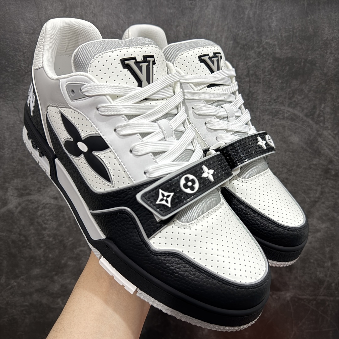 【海淘代购升级版】 现货当天可取 LV Trainer系列高奢运动鞋 黑白四叶草魔术贴 新款芯片顶级 潮人必备单品 同步ZP官网空胶工艺 鞋舌、挂饰均镶嵌NFC芯片感应装置 正确胶片断点式设计 中底正确还原原版油印字母比例 1：1原楦格板、楦头、刀磨全新升级！ 独家订制顶级压纹麂皮 原版开模TPU大底 质感原版一致 垫脚聚米微料加透气英伦网布 披靡市场任何版本！细节完美呈现！ 代购指定版本 全新升级最新双盒包装 扫码秒进官网！ 全套包装配件同比原版 尺码： 38-46-选品中心