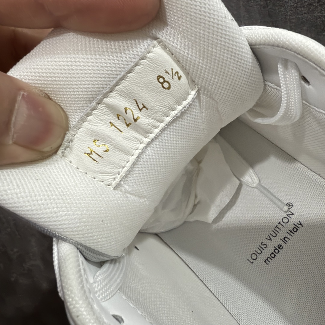 图片[7]-【海淘代购升级版】 现货当天可取 LV Trainer系列高奢运动鞋 黑白四叶草魔术贴 新款芯片顶级 潮人必备单品 同步ZP官网空胶工艺 鞋舌、挂饰均镶嵌NFC芯片感应装置 正确胶片断点式设计 中底正确还原原版油印字母比例 1：1原楦格板、楦头、刀磨全新升级！ 独家订制顶级压纹麂皮 原版开模TPU大底 质感原版一致 垫脚聚米微料加透气英伦网布 披靡市场任何版本！细节完美呈现！ 代购指定版本 全新升级最新双盒包装 扫码秒进官网！ 全套包装配件同比原版 尺码： 38-46-选品中心