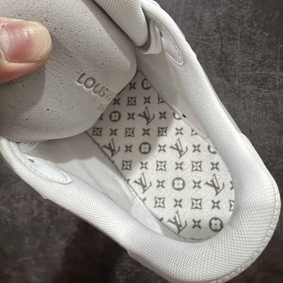 图片[9]-【海淘代购升级版】 现货当天可取 LV Trainer系列高奢运动鞋 黑白四叶草魔术贴 新款芯片顶级 潮人必备单品 同步ZP官网空胶工艺 鞋舌、挂饰均镶嵌NFC芯片感应装置 正确胶片断点式设计 中底正确还原原版油印字母比例 1：1原楦格板、楦头、刀磨全新升级！ 独家订制顶级压纹麂皮 原版开模TPU大底 质感原版一致 垫脚聚米微料加透气英伦网布 披靡市场任何版本！细节完美呈现！ 代购指定版本 全新升级最新双盒包装 扫码秒进官网！ 全套包装配件同比原版 尺码： 38-46-选品中心