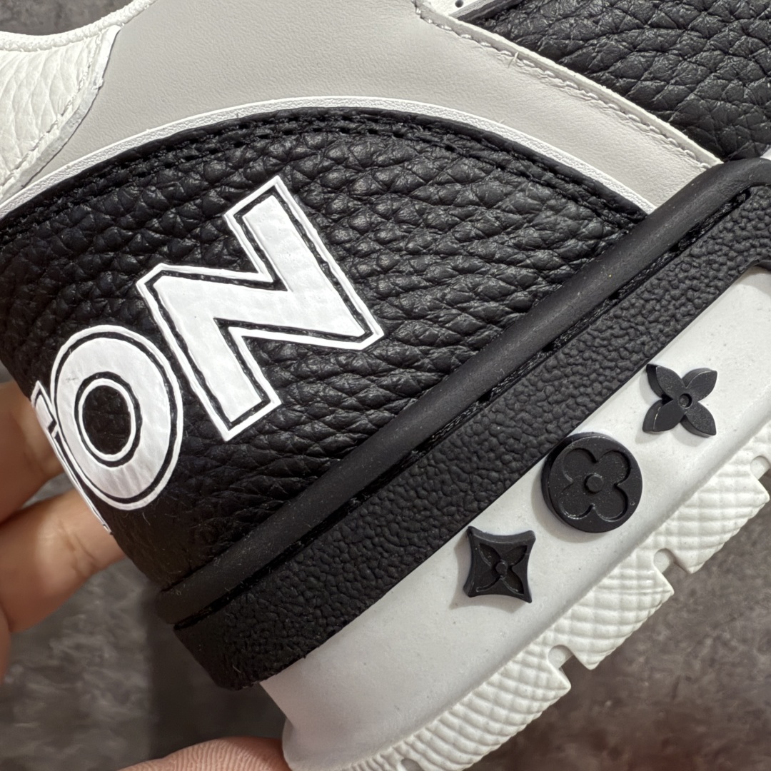 图片[3]-【海淘代购升级版】 现货当天可取 LV Trainer系列高奢运动鞋 黑白四叶草魔术贴 新款芯片顶级 潮人必备单品 同步ZP官网空胶工艺 鞋舌、挂饰均镶嵌NFC芯片感应装置 正确胶片断点式设计 中底正确还原原版油印字母比例 1：1原楦格板、楦头、刀磨全新升级！ 独家订制顶级压纹麂皮 原版开模TPU大底 质感原版一致 垫脚聚米微料加透气英伦网布 披靡市场任何版本！细节完美呈现！ 代购指定版本 全新升级最新双盒包装 扫码秒进官网！ 全套包装配件同比原版 尺码： 38-46-选品中心