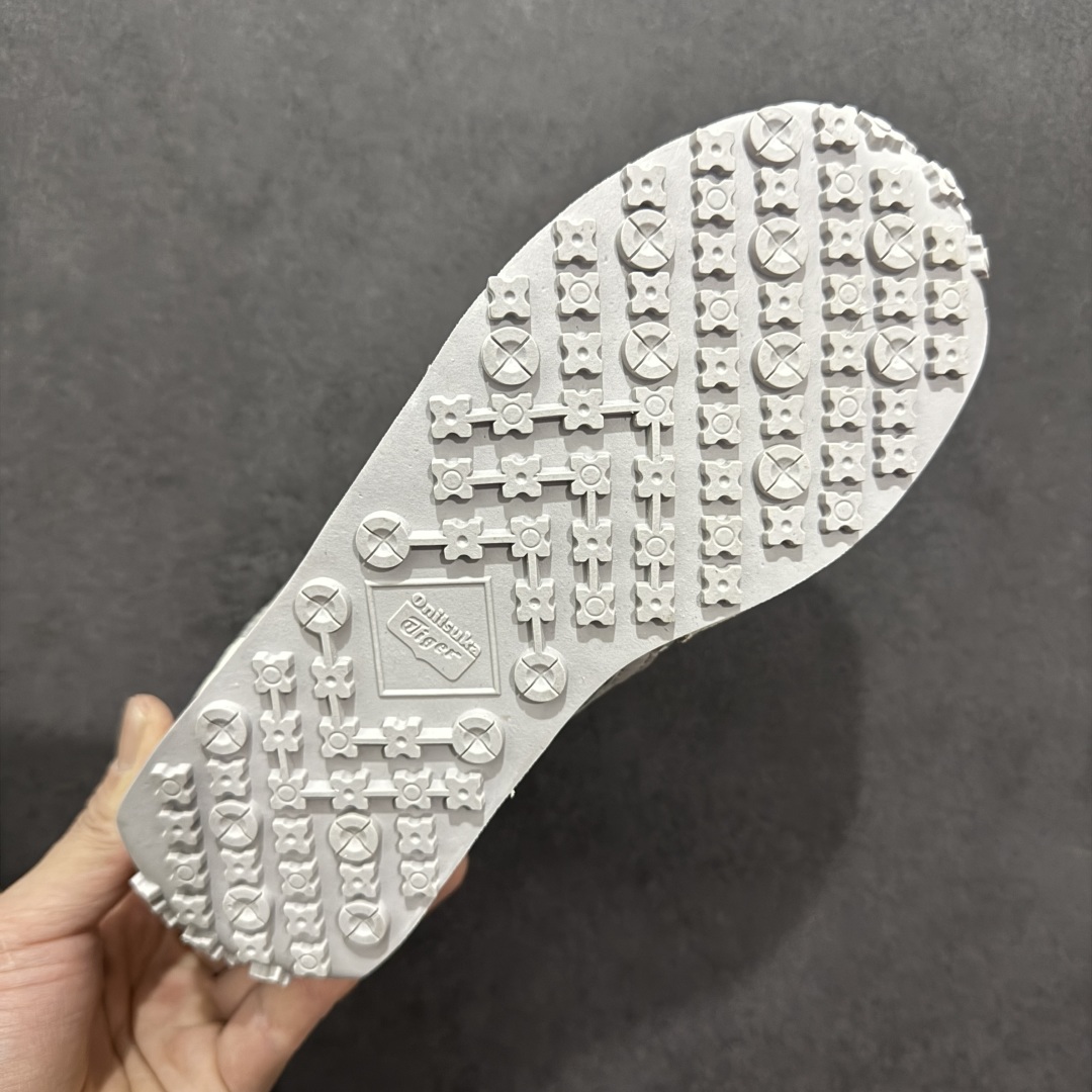 图片[9]-【公司级】Onitsuka Tiger鬼塚虎/鬼冢虎阿甘鞋EDR 78™休闲鞋78系列 中性休闲运动鞋 复古风的日常百搭神器它的设计灵感来源于经典跑步鞋，简约又不失时尚感。经典配色让整双鞋看起来特别温暖，搭配牛仔裤或者休闲裤都非常合适。鞋身采用优质材料制成，穿着起来轻便又舒适，长时间走路也不会觉得累。这双鞋的设计细节也很用心，鞋底纹路清晰，抓地力强，适合各种场合。无论是日常通勤还是周末出游，它都能成为你的最佳拍档。 尺码： 36-45 含半码 编码： FS220240-选品中心