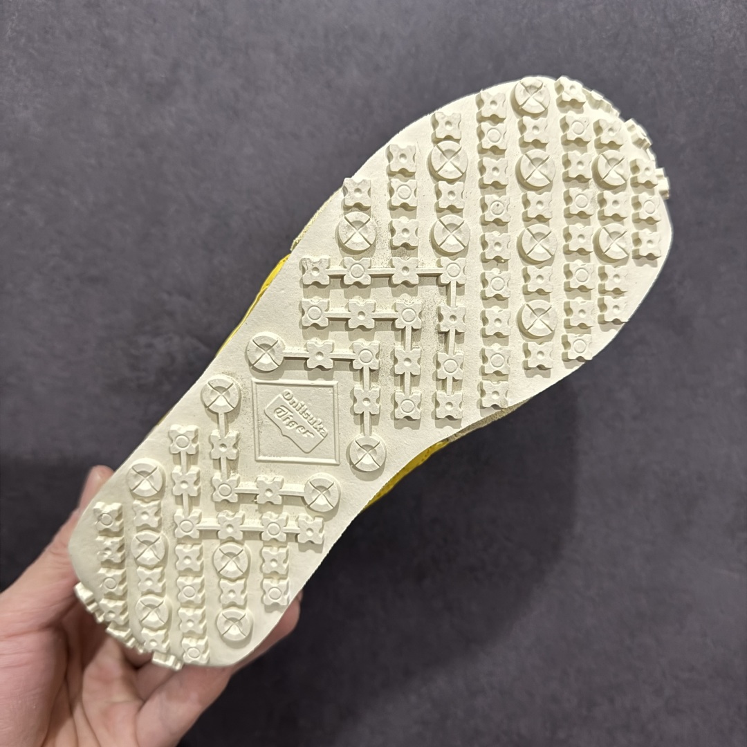 图片[9]-【公司级】Onitsuka Tiger鬼塚虎/鬼冢虎阿甘鞋EDR 78™休闲鞋78系列 中性休闲运动鞋 复古风的日常百搭神器它的设计灵感来源于经典跑步鞋，简约又不失时尚感。经典配色让整双鞋看起来特别温暖，搭配牛仔裤或者休闲裤都非常合适。鞋身采用优质材料制成，穿着起来轻便又舒适，长时间走路也不会觉得累。这双鞋的设计细节也很用心，鞋底纹路清晰，抓地力强，适合各种场合。无论是日常通勤还是周末出游，它都能成为你的最佳拍档。 尺码： 36-45 含半码 编码： FS220240-选品中心
