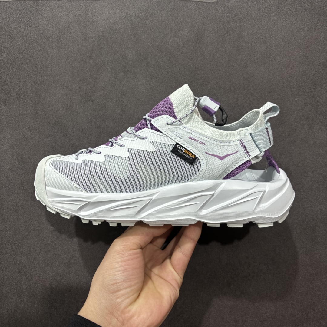 图片[2]-【绿x版】Hoka W Hopara 2 霍帕拉系列水路两用溯溪涉水休闲户外露营凉鞋 作为先锋品牌的 HOKA ONE ONE总是以独特的方式 HOPARA是一款溯溪鞋 又名排水鞋 可长期用于涉水和溯溪 保护脚底和脚趾的安全和舒适 鞋面材料速干 透气 耐磨 鞋底防滑 耐磨 抓地能力强 出于安全考虑 设计要求较高-涉水溯溪过程中 水 泥沙 可以直接从鞋内大孔排出 细纹鞋底使在岩石上抓地能力强 避免打滑 而上路后 鞋面具有快干透气等优点 尺码：36 36.5 37.5 38 39 40 40.5 41 42 42.5 43 44 45-选品中心