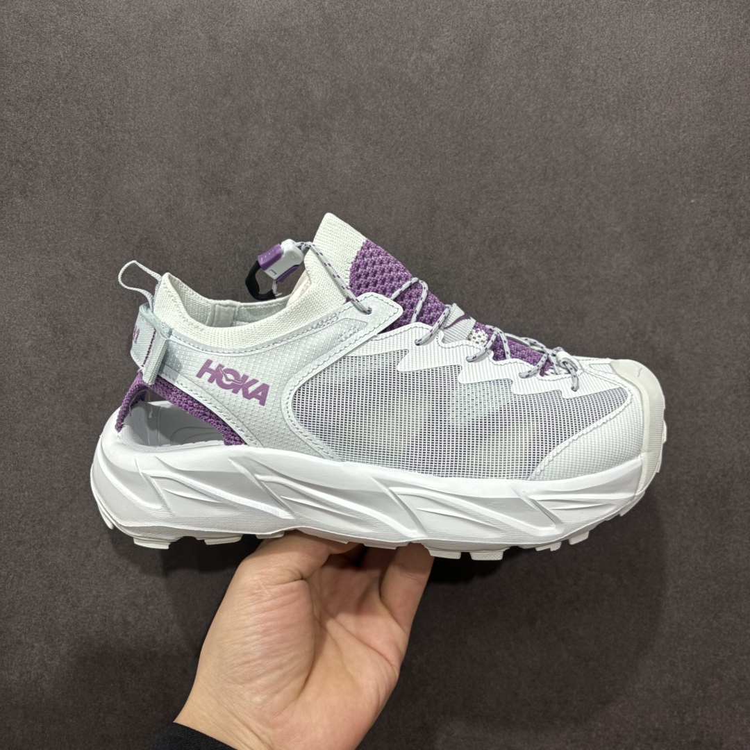 【绿x版】Hoka W Hopara 2 霍帕拉系列水路两用溯溪涉水休闲户外露营凉鞋 作为先锋品牌的 HOKA ONE ONE总是以独特的方式 HOPARA是一款溯溪鞋 又名排水鞋 可长期用于涉水和溯溪 保护脚底和脚趾的安全和舒适 鞋面材料速干 透气 耐磨 鞋底防滑 耐磨 抓地能力强 出于安全考虑 设计要求较高-涉水溯溪过程中 水 泥沙 可以直接从鞋内大孔排出 细纹鞋底使在岩石上抓地能力强 避免打滑 而上路后 鞋面具有快干透气等优点 尺码:36 36.5 37.5 38 39 40 40.5 41 42 42.5 43 44 45-选品中心