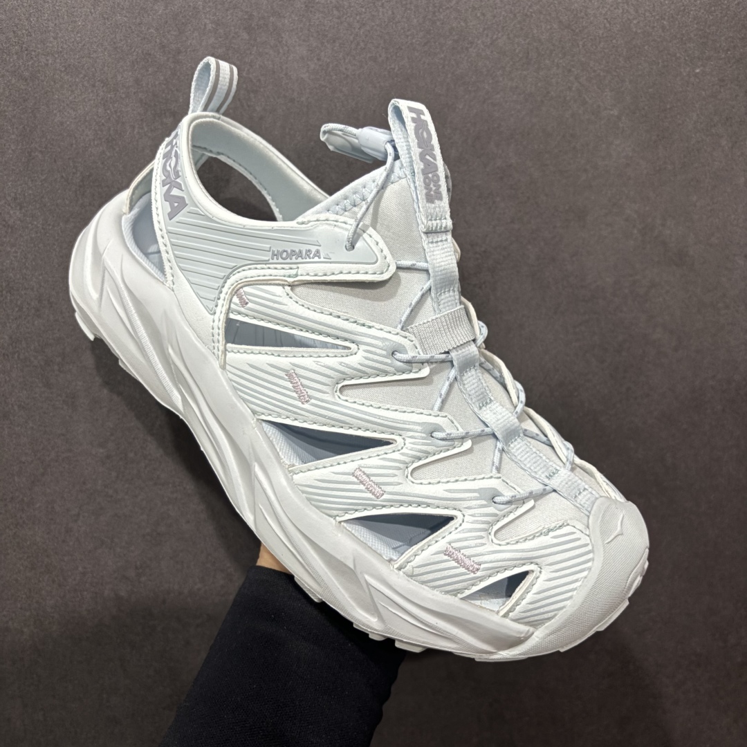 图片[4]-【绿x版】HOKA One One Hopara Sandals 霍帕拉系列水路两用溯溪涉水休闲户外露营凉鞋 作为先锋品牌的 HOKA ONE ONE总是以独特的方式 HOPA RA是一款溯溪鞋 又名排水鞋 可长期用于涉水和溯溪 保护脚底和脚趾的安全和舒适 鞋面材料速干 透气 耐磨 鞋底防滑 耐磨 抓地能力强 出于安全考虑 设计要求较高 涉水溯溪过程中 水 泥沙 可以直接从鞋内大孔排出 细纹鞋底使在岩石上抓地能力强 避免打滑 而上路后 鞋面具有快干透气等优点 尺码：36 36.5 37.5 38 39 40 40.5 41 42 42.5 43 44 45-选品中心