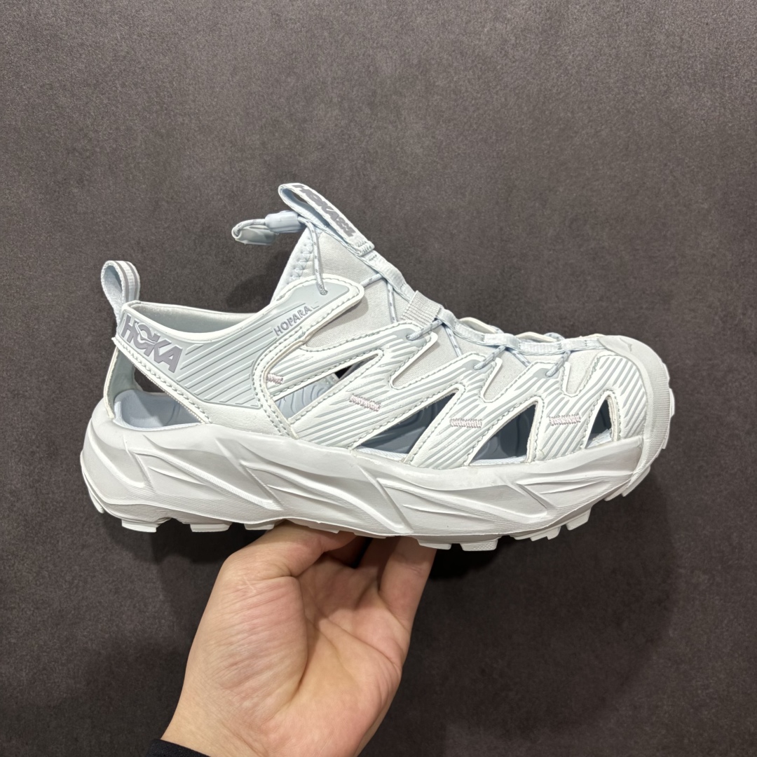 【绿x版】HOKA One One Hopara Sandals 霍帕拉系列水路两用溯溪涉水休闲户外露营凉鞋 作为先锋品牌的 HOKA ONE ONE总是以独特的方式 HOPA RA是一款溯溪鞋 又名排水鞋 可长期用于涉水和溯溪 保护脚底和脚趾的安全和舒适 鞋面材料速干 透气 耐磨 鞋底防滑 耐磨 抓地能力强 出于安全考虑 设计要求较高 涉水溯溪过程中 水 泥沙 可以直接从鞋内大孔排出 细纹鞋底使在岩石上抓地能力强 避免打滑 而上路后 鞋面具有快干透气等优点 尺码:36 36.5 37.5 38 39 40 40.5 41 42 42.5 43 44 45-选品中心