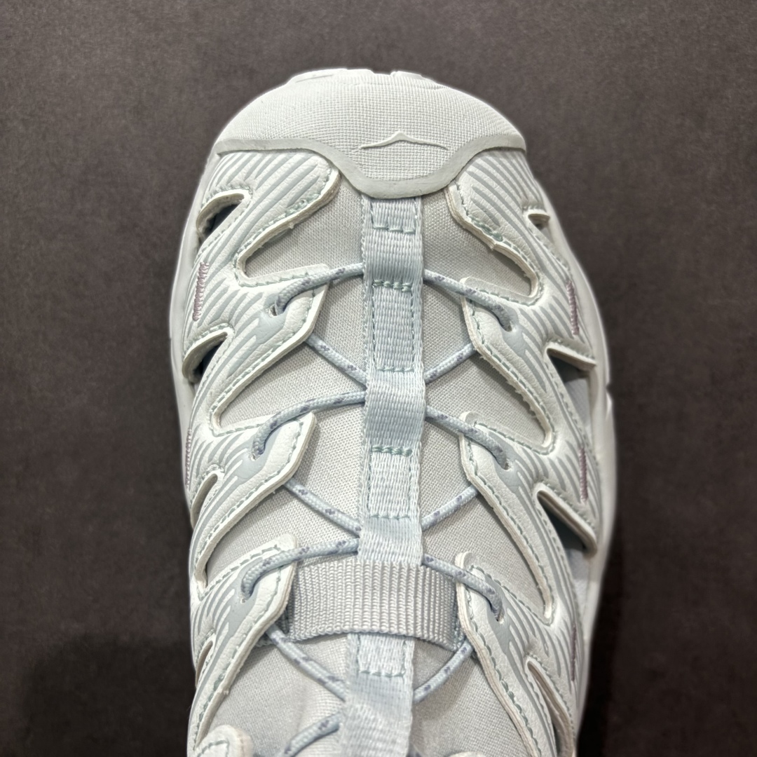 图片[8]-【绿x版】HOKA One One Hopara Sandals 霍帕拉系列水路两用溯溪涉水休闲户外露营凉鞋 作为先锋品牌的 HOKA ONE ONE总是以独特的方式 HOPA RA是一款溯溪鞋 又名排水鞋 可长期用于涉水和溯溪 保护脚底和脚趾的安全和舒适 鞋面材料速干 透气 耐磨 鞋底防滑 耐磨 抓地能力强 出于安全考虑 设计要求较高 涉水溯溪过程中 水 泥沙 可以直接从鞋内大孔排出 细纹鞋底使在岩石上抓地能力强 避免打滑 而上路后 鞋面具有快干透气等优点 尺码：36 36.5 37.5 38 39 40 40.5 41 42 42.5 43 44 45-选品中心