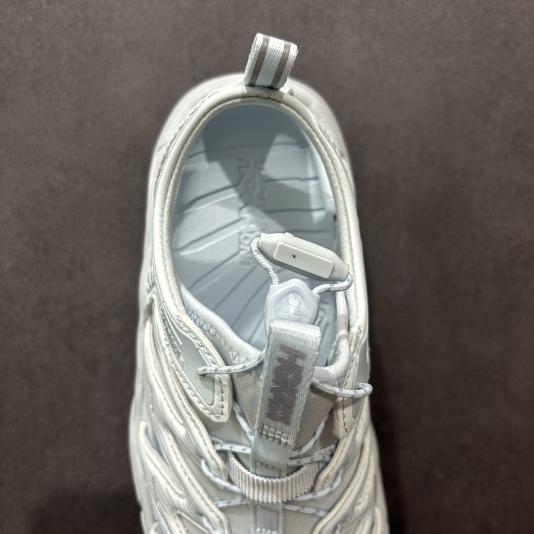 图片[7]-【绿x版】HOKA One One Hopara Sandals 霍帕拉系列水路两用溯溪涉水休闲户外露营凉鞋 作为先锋品牌的 HOKA ONE ONE总是以独特的方式 HOPA RA是一款溯溪鞋 又名排水鞋 可长期用于涉水和溯溪 保护脚底和脚趾的安全和舒适 鞋面材料速干 透气 耐磨 鞋底防滑 耐磨 抓地能力强 出于安全考虑 设计要求较高 涉水溯溪过程中 水 泥沙 可以直接从鞋内大孔排出 细纹鞋底使在岩石上抓地能力强 避免打滑 而上路后 鞋面具有快干透气等优点 尺码：36 36.5 37.5 38 39 40 40.5 41 42 42.5 43 44 45-选品中心