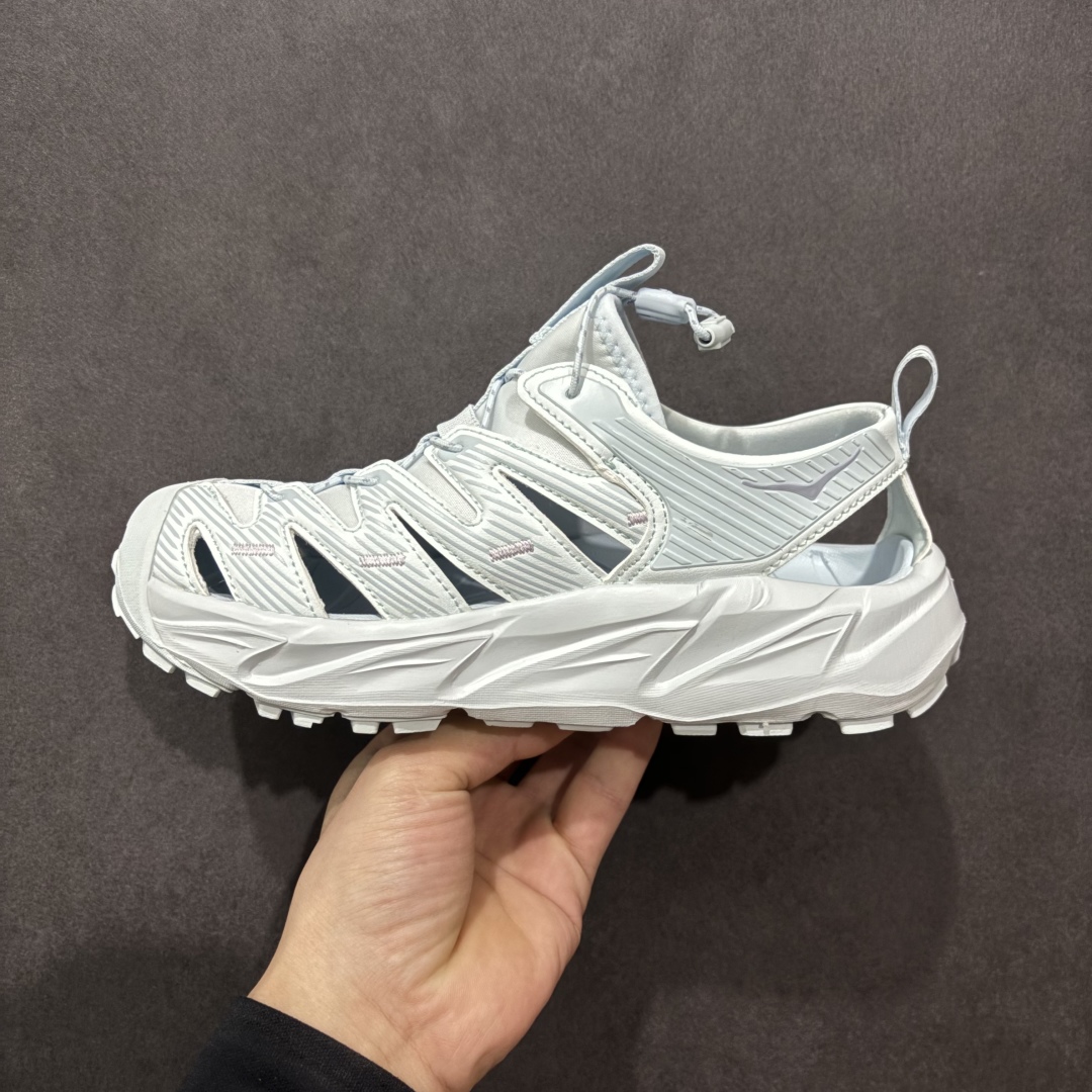 图片[3]-【绿x版】HOKA One One Hopara Sandals 霍帕拉系列水路两用溯溪涉水休闲户外露营凉鞋 作为先锋品牌的 HOKA ONE ONE总是以独特的方式 HOPA RA是一款溯溪鞋 又名排水鞋 可长期用于涉水和溯溪 保护脚底和脚趾的安全和舒适 鞋面材料速干 透气 耐磨 鞋底防滑 耐磨 抓地能力强 出于安全考虑 设计要求较高 涉水溯溪过程中 水 泥沙 可以直接从鞋内大孔排出 细纹鞋底使在岩石上抓地能力强 避免打滑 而上路后 鞋面具有快干透气等优点 尺码：36 36.5 37.5 38 39 40 40.5 41 42 42.5 43 44 45-选品中心