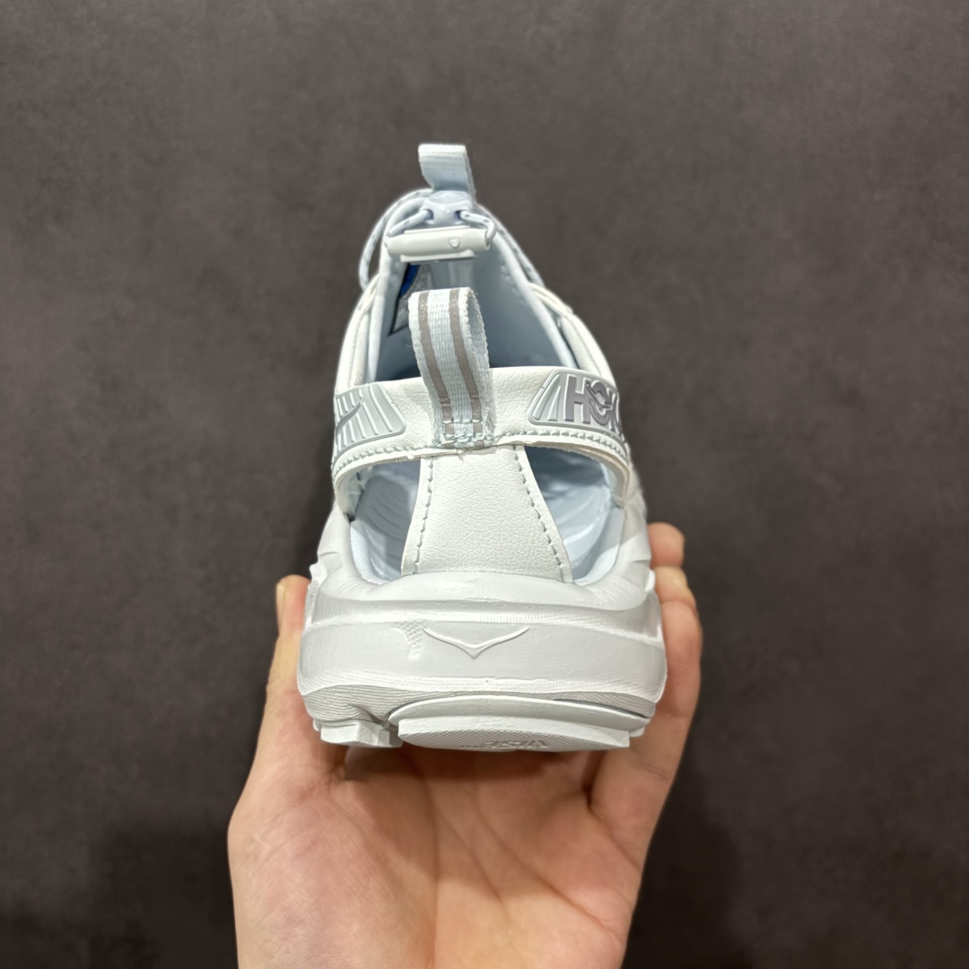 图片[2]-【绿x版】HOKA One One Hopara Sandals 霍帕拉系列水路两用溯溪涉水休闲户外露营凉鞋 作为先锋品牌的 HOKA ONE ONE总是以独特的方式 HOPA RA是一款溯溪鞋 又名排水鞋 可长期用于涉水和溯溪 保护脚底和脚趾的安全和舒适 鞋面材料速干 透气 耐磨 鞋底防滑 耐磨 抓地能力强 出于安全考虑 设计要求较高 涉水溯溪过程中 水 泥沙 可以直接从鞋内大孔排出 细纹鞋底使在岩石上抓地能力强 避免打滑 而上路后 鞋面具有快干透气等优点 尺码：36 36.5 37.5 38 39 40 40.5 41 42 42.5 43 44 45-选品中心