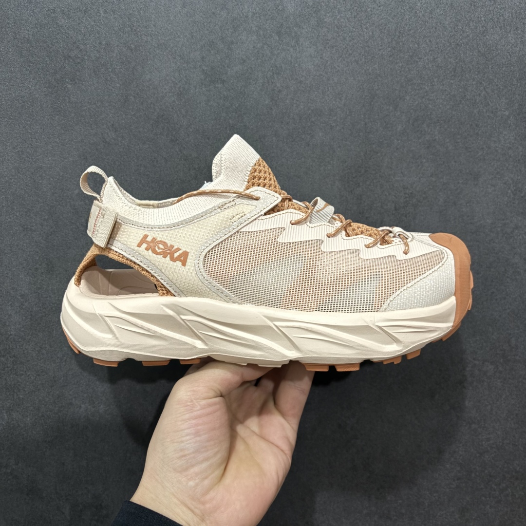 【绿x版】Hoka W Hopara 2 霍帕拉系列水路两用溯溪涉水休闲户外露营凉鞋 作为先锋品牌的 HOKA ONE ONE总是以独特的方式 HOPARA是一款溯溪鞋 又名排水鞋 可长期用于涉水和溯溪 保护脚底和脚趾的安全和舒适 鞋面材料速干 透气 耐磨 鞋底防滑 耐磨 抓地能力强 出于安全考虑 设计要求较高-涉水溯溪过程中 水 泥沙 可以直接从鞋内大孔排出 细纹鞋底使在岩石上抓地能力强 避免打滑 而上路后 鞋面具有快干透气等优点 尺码:36 36.5 37.5 38 39 40 40.5 41 42 42.5 43 44 45-选品中心