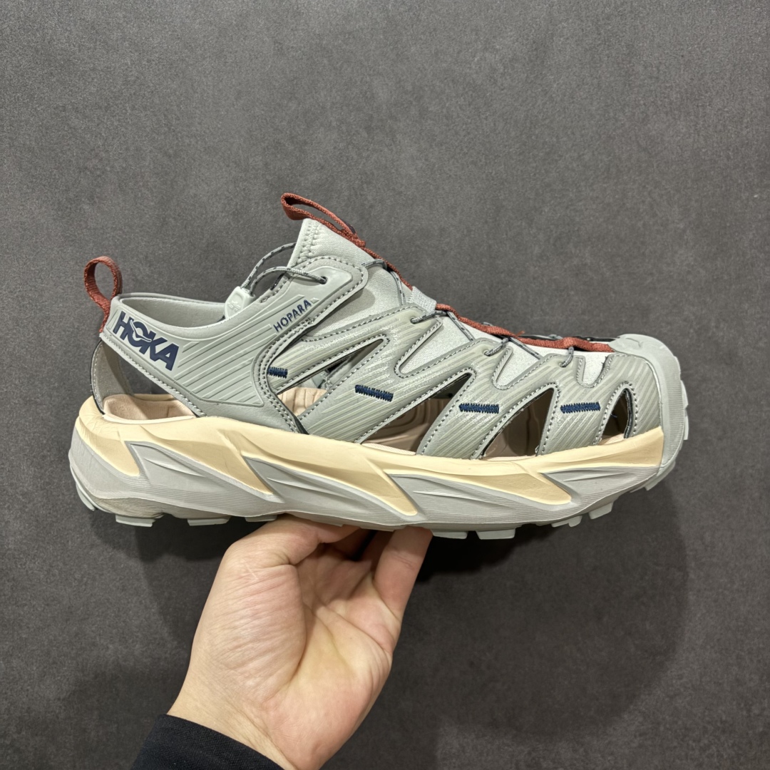 【绿x版】HOKA One One Hopara Sandals 霍帕拉系列水路两用溯溪涉水休闲户外露营凉鞋 作为先锋品牌的 HOKA ONE ONE总是以独特的方式 HOPA RA是一款溯溪鞋 又名排水鞋 可长期用于涉水和溯溪 保护脚底和脚趾的安全和舒适 鞋面材料速干 透气 耐磨 鞋底防滑 耐磨 抓地能力强 出于安全考虑 设计要求较高 涉水溯溪过程中 水 泥沙 可以直接从鞋内大孔排出 细纹鞋底使在岩石上抓地能力强 避免打滑 而上路后 鞋面具有快干透气等优点 尺码:36 36.5 37.5 38 39 40 40.5 41 42 42.5 43 44 45-选品中心