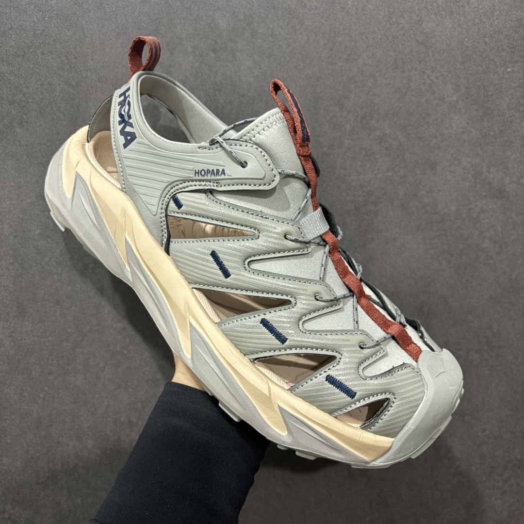 图片[3]-【绿x版】HOKA One One Hopara Sandals 霍帕拉系列水路两用溯溪涉水休闲户外露营凉鞋 作为先锋品牌的 HOKA ONE ONE总是以独特的方式 HOPA RA是一款溯溪鞋 又名排水鞋 可长期用于涉水和溯溪 保护脚底和脚趾的安全和舒适 鞋面材料速干 透气 耐磨 鞋底防滑 耐磨 抓地能力强 出于安全考虑 设计要求较高 涉水溯溪过程中 水 泥沙 可以直接从鞋内大孔排出 细纹鞋底使在岩石上抓地能力强 避免打滑 而上路后 鞋面具有快干透气等优点 尺码：36 36.5 37.5 38 39 40 40.5 41 42 42.5 43 44 45-选品中心