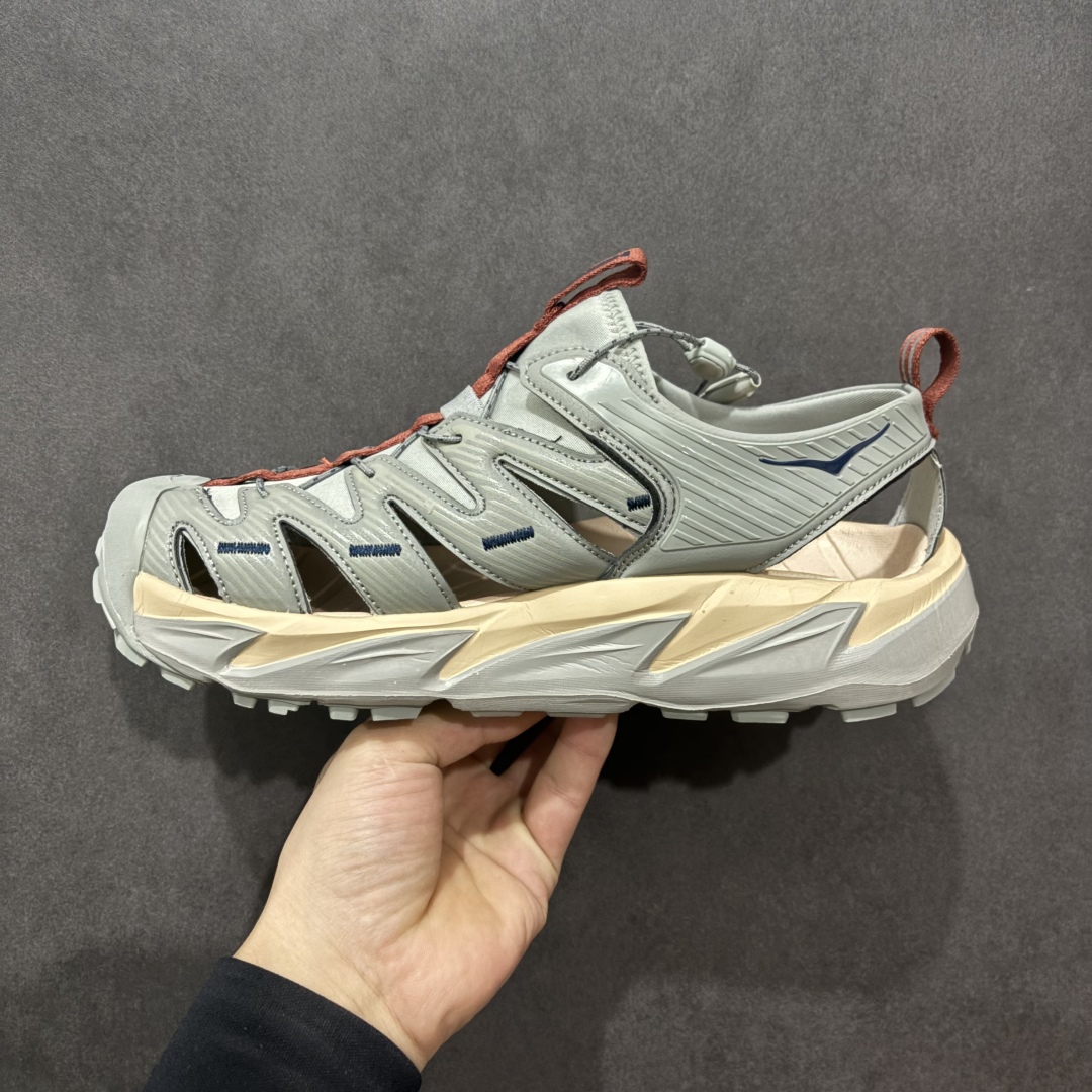 图片[2]-【绿x版】HOKA One One Hopara Sandals 霍帕拉系列水路两用溯溪涉水休闲户外露营凉鞋 作为先锋品牌的 HOKA ONE ONE总是以独特的方式 HOPA RA是一款溯溪鞋 又名排水鞋 可长期用于涉水和溯溪 保护脚底和脚趾的安全和舒适 鞋面材料速干 透气 耐磨 鞋底防滑 耐磨 抓地能力强 出于安全考虑 设计要求较高 涉水溯溪过程中 水 泥沙 可以直接从鞋内大孔排出 细纹鞋底使在岩石上抓地能力强 避免打滑 而上路后 鞋面具有快干透气等优点 尺码：36 36.5 37.5 38 39 40 40.5 41 42 42.5 43 44 45-选品中心