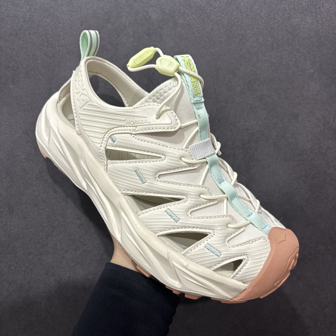 图片[3]-【绿x版】HOKA One One Hopara Sandals 霍帕拉系列水路两用溯溪涉水休闲户外露营凉鞋 作为先锋品牌的 HOKA ONE ONE总是以独特的方式 HOPA RA是一款溯溪鞋 又名排水鞋 可长期用于涉水和溯溪 保护脚底和脚趾的安全和舒适 鞋面材料速干 透气 耐磨 鞋底防滑 耐磨 抓地能力强 出于安全考虑 设计要求较高 涉水溯溪过程中 水 泥沙 可以直接从鞋内大孔排出 细纹鞋底使在岩石上抓地能力强 避免打滑 而上路后 鞋面具有快干透气等优点 尺码：36 36.5 37.5 38 39 40 40.5 41 42 42.5 43 44 45-选品中心