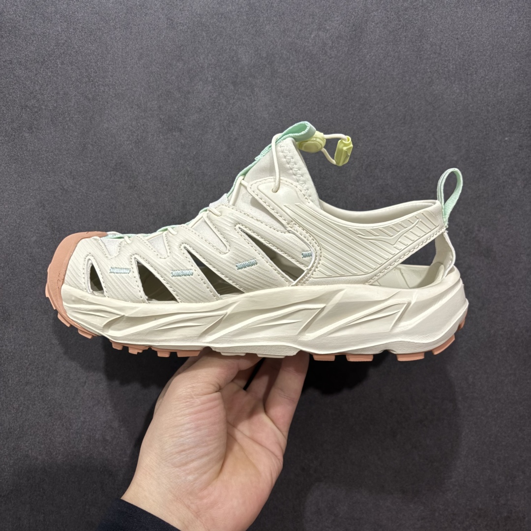 图片[2]-【绿x版】HOKA One One Hopara Sandals 霍帕拉系列水路两用溯溪涉水休闲户外露营凉鞋 作为先锋品牌的 HOKA ONE ONE总是以独特的方式 HOPA RA是一款溯溪鞋 又名排水鞋 可长期用于涉水和溯溪 保护脚底和脚趾的安全和舒适 鞋面材料速干 透气 耐磨 鞋底防滑 耐磨 抓地能力强 出于安全考虑 设计要求较高 涉水溯溪过程中 水 泥沙 可以直接从鞋内大孔排出 细纹鞋底使在岩石上抓地能力强 避免打滑 而上路后 鞋面具有快干透气等优点 尺码：36 36.5 37.5 38 39 40 40.5 41 42 42.5 43 44 45-选品中心