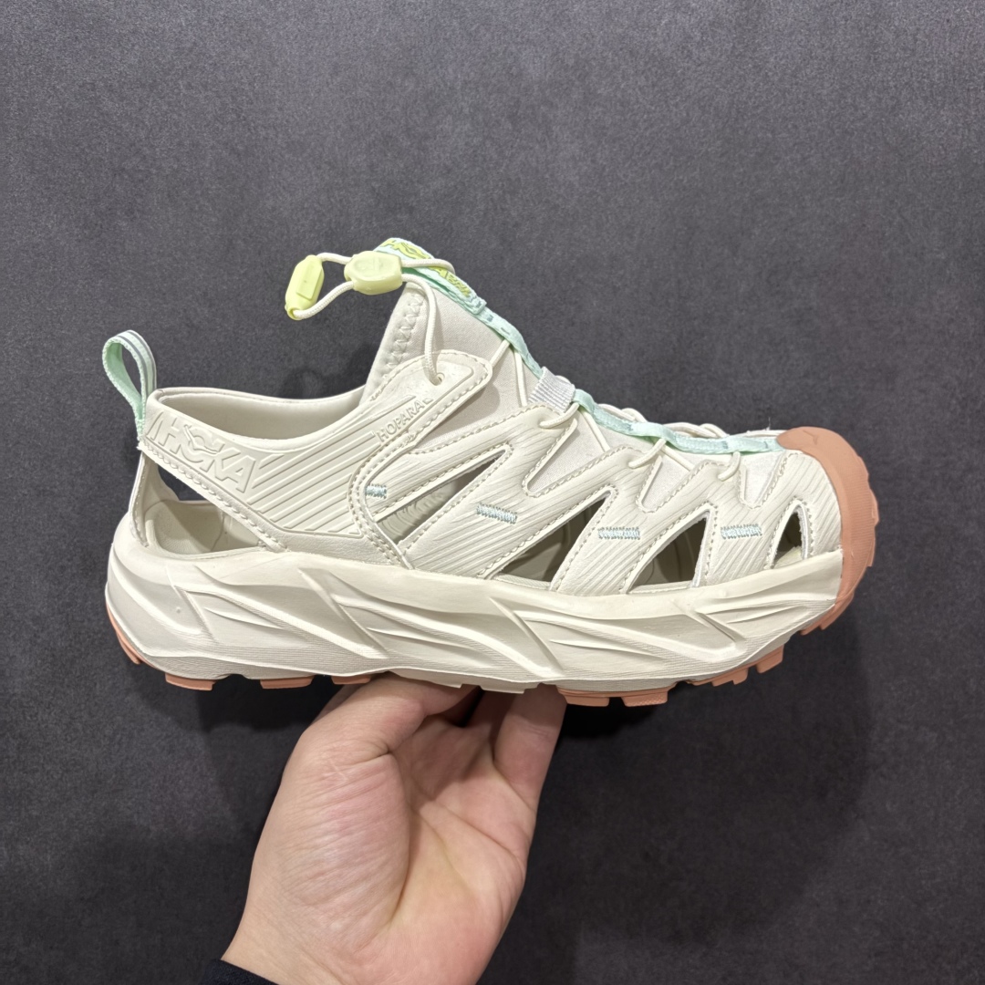 【绿x版】HOKA One One Hopara Sandals 霍帕拉系列水路两用溯溪涉水休闲户外露营凉鞋 作为先锋品牌的 HOKA ONE ONE总是以独特的方式 HOPA RA是一款溯溪鞋 又名排水鞋 可长期用于涉水和溯溪 保护脚底和脚趾的安全和舒适 鞋面材料速干 透气 耐磨 鞋底防滑 耐磨 抓地能力强 出于安全考虑 设计要求较高 涉水溯溪过程中 水 泥沙 可以直接从鞋内大孔排出 细纹鞋底使在岩石上抓地能力强 避免打滑 而上路后 鞋面具有快干透气等优点 尺码:36 36.5 37.5 38 39 40 40.5 41 42 42.5 43 44 45-选品中心