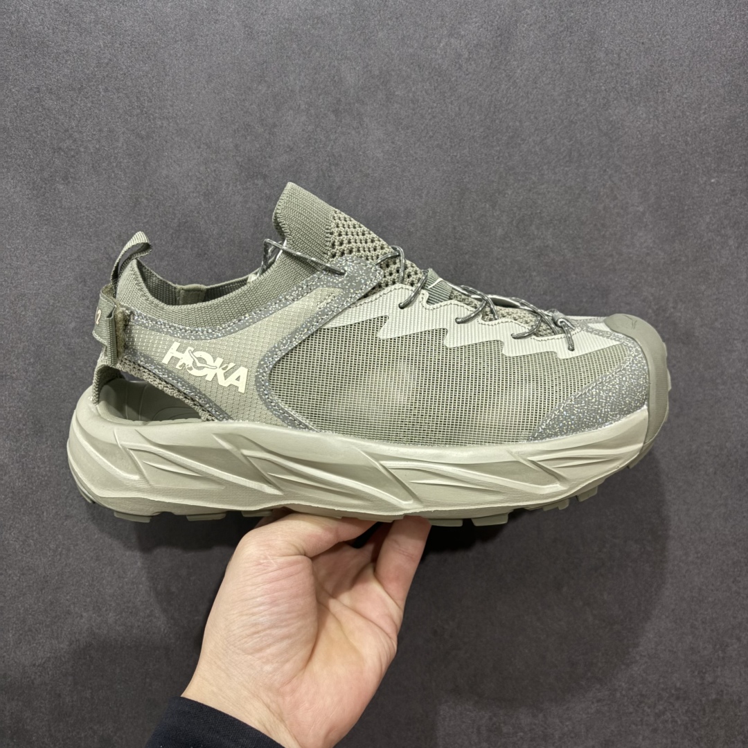 【绿x版】Hoka W Hopara 2 霍帕拉系列水路两用溯溪涉水休闲户外露营凉鞋 作为先锋品牌的 HOKA ONE ONE总是以独特的方式 HOPARA是一款溯溪鞋 又名排水鞋 可长期用于涉水和溯溪 保护脚底和脚趾的安全和舒适 鞋面材料速干 透气 耐磨 鞋底防滑 耐磨 抓地能力强 出于安全考虑 设计要求较高-涉水溯溪过程中 水 泥沙 可以直接从鞋内大孔排出 细纹鞋底使在岩石上抓地能力强 避免打滑 而上路后 鞋面具有快干透气等优点 尺码:36 36.5 37.5 38 39 40 40.5 41 42 42.5 43 44 45-选品中心